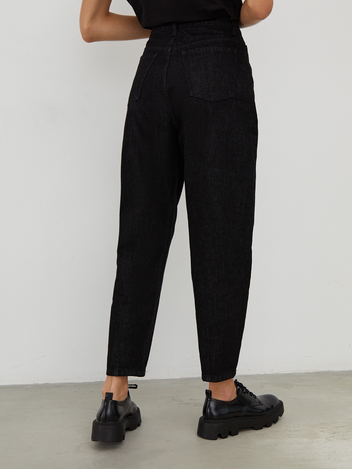 Джинсы SLOUCHY с высокой посадкой, цвет: Черный Allweneed
Джинсы SLOUCHY объемного кроя с высокой посадкой на талии. Комфортная и практичная модель для повседневной носки.
На модели размер XS