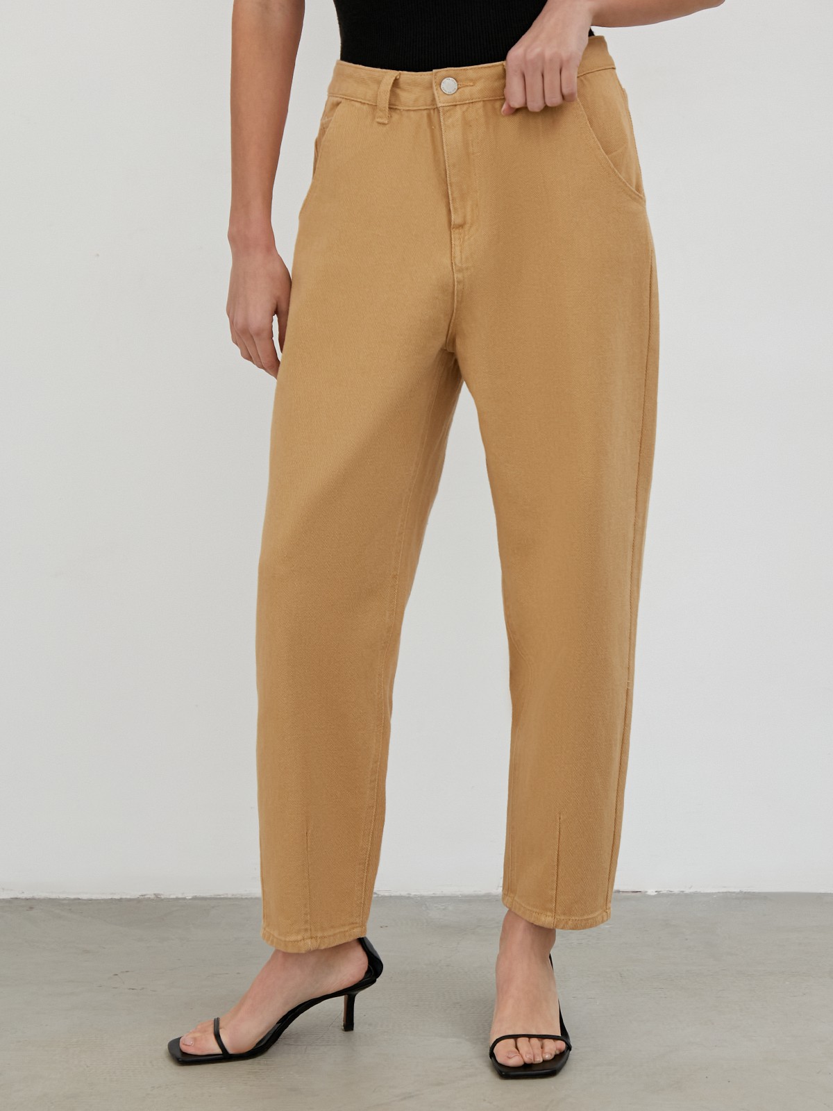 Джинсы SLOUCHY с высокой посадкой, цвет: кэмел Allweneed
Джинсы SLOUCHY объемного кроя с высокой посадкой на талии. Комфортная и практичная модель для повседневной носки.
На модели размер XS