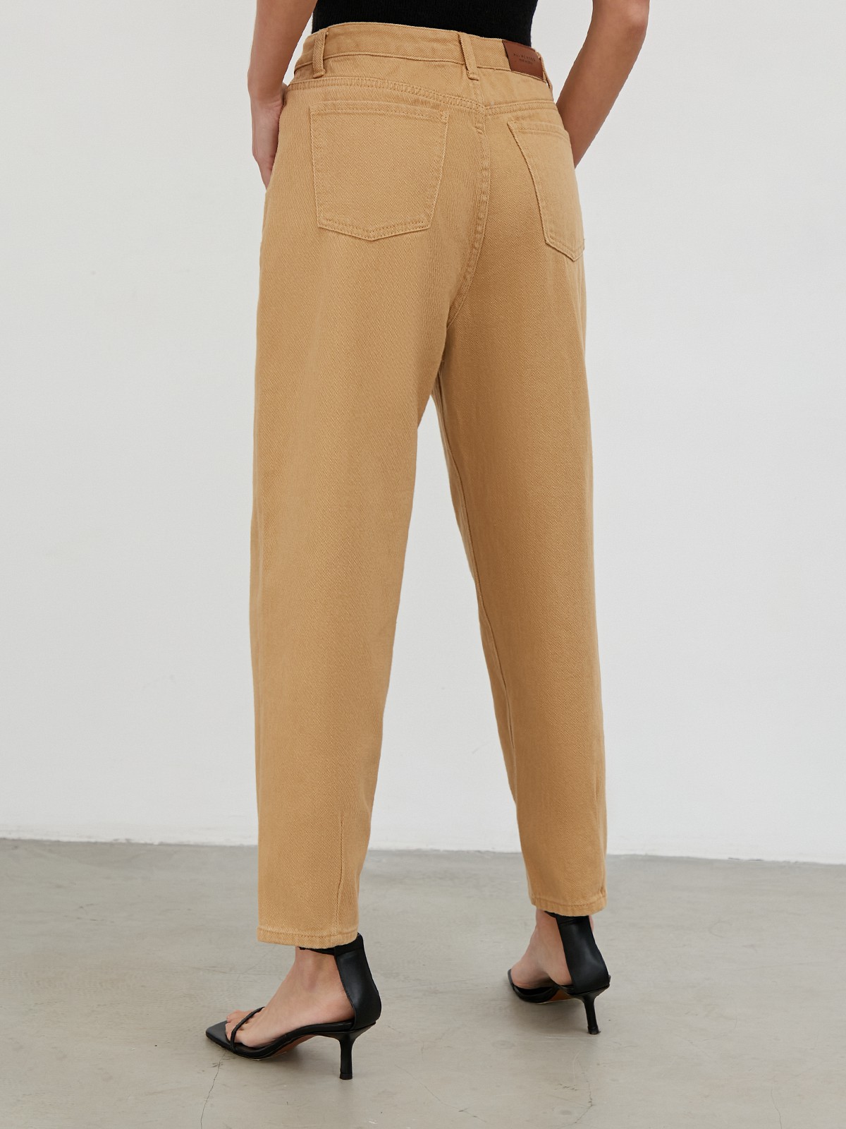 Джинсы SLOUCHY с высокой посадкой, цвет: кэмел Allweneed
Джинсы SLOUCHY объемного кроя с высокой посадкой на талии. Комфортная и практичная модель для повседневной носки.
На модели размер XS