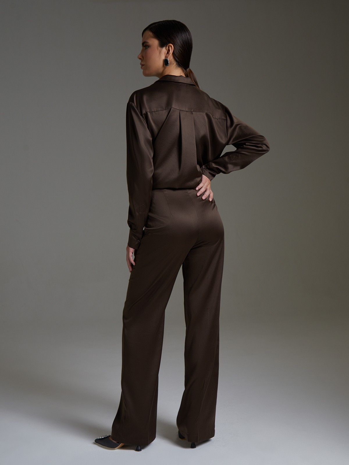 


Брюки из вискозного атласа прямого кроя. Модель в пижамном стиле с застежкой на молнию и асимметричную пуговицу.

На модели размер XS