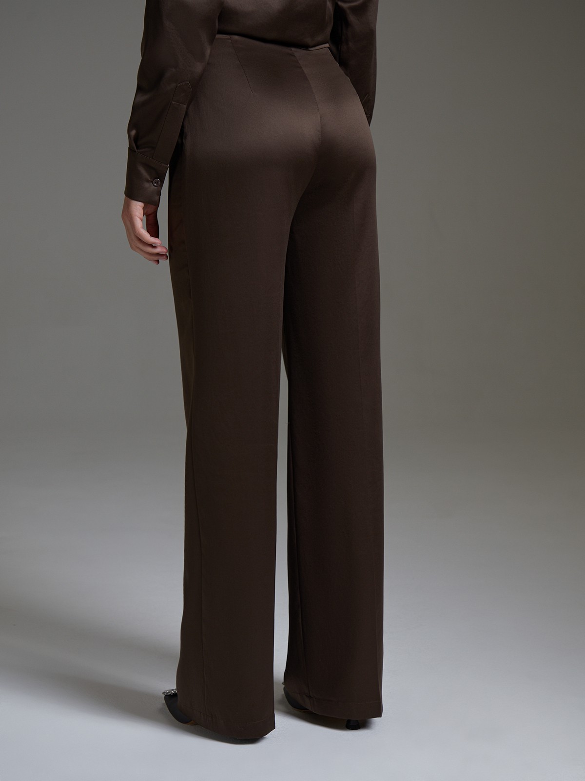 


Брюки из вискозного атласа прямого кроя. Модель в пижамном стиле с застежкой на молнию и асимметричную пуговицу.

На модели размер XS