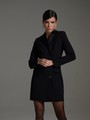 


Платье-жакет двубортного кроя с посадкой по фигуре. Модель акцентирована сатиновым воротником с широкими лацканами, карманными клапанами и пуговицами в тон.

На модели размер XS