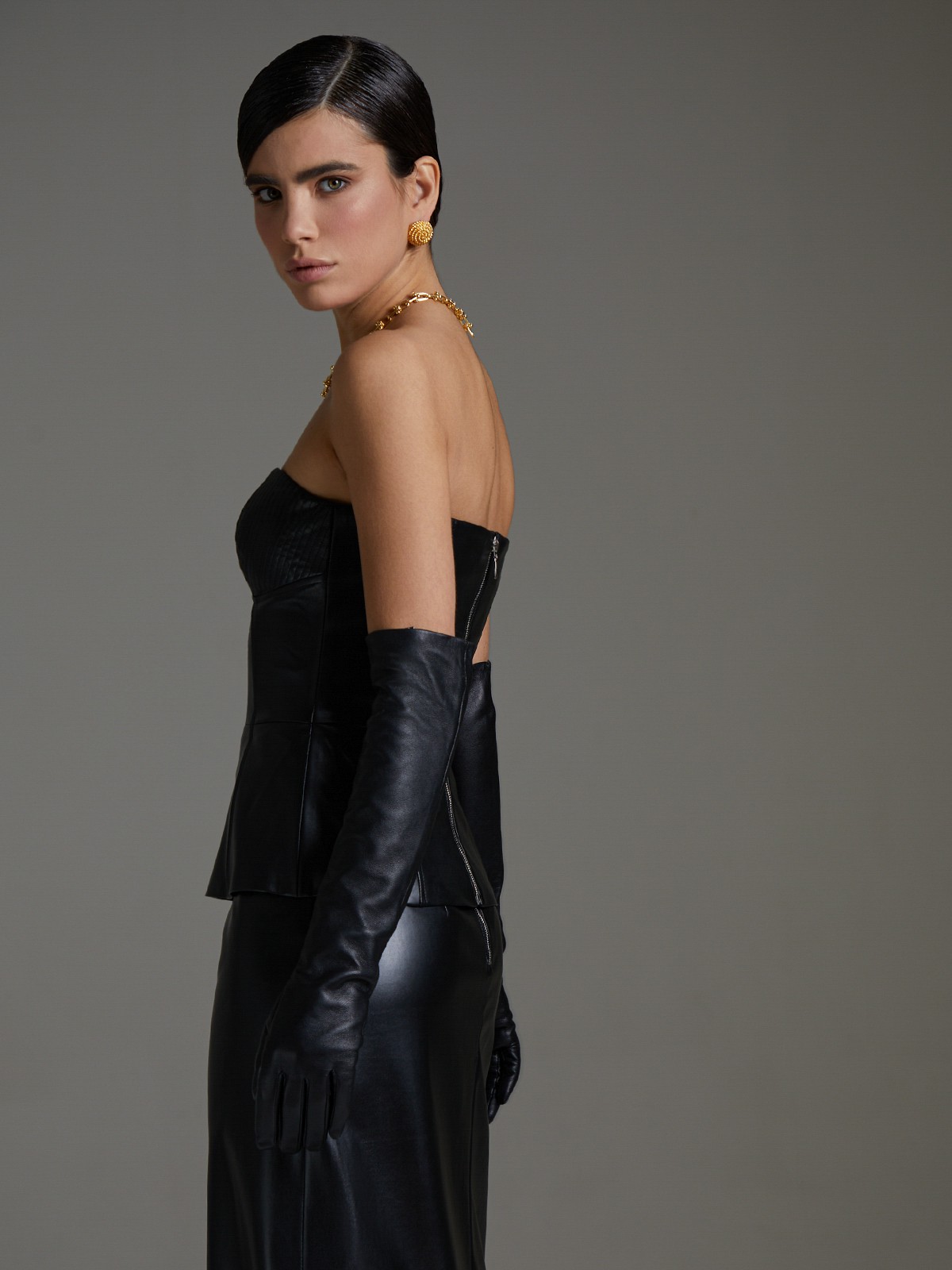 


Топ-корсет из мягкой матовой эко кожи. Вырез сердечко акцентирован чашечками с декоративной контурной прострочкой. Застежка-молния на спинке.

На модели размер XS