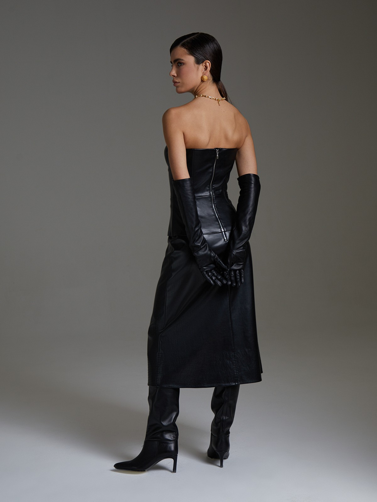 


Топ-корсет из мягкой матовой эко кожи. Вырез сердечко акцентирован чашечками с декоративной контурной прострочкой. Застежка-молния на спинке.

На модели размер XS