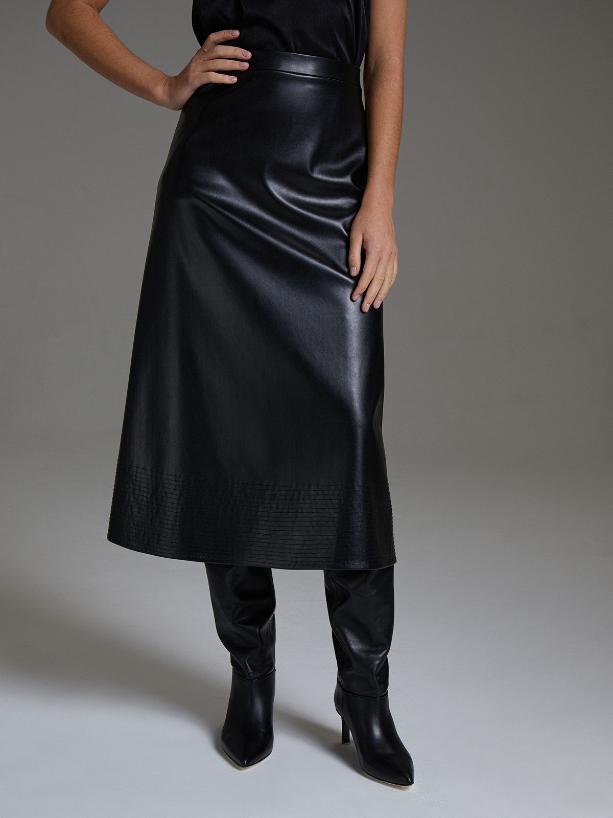 


Юбка миди из мягкой матовой эко кожи. Вытачки акцентируют талию. Декоративная прострочка по низу.

На модели размер XS