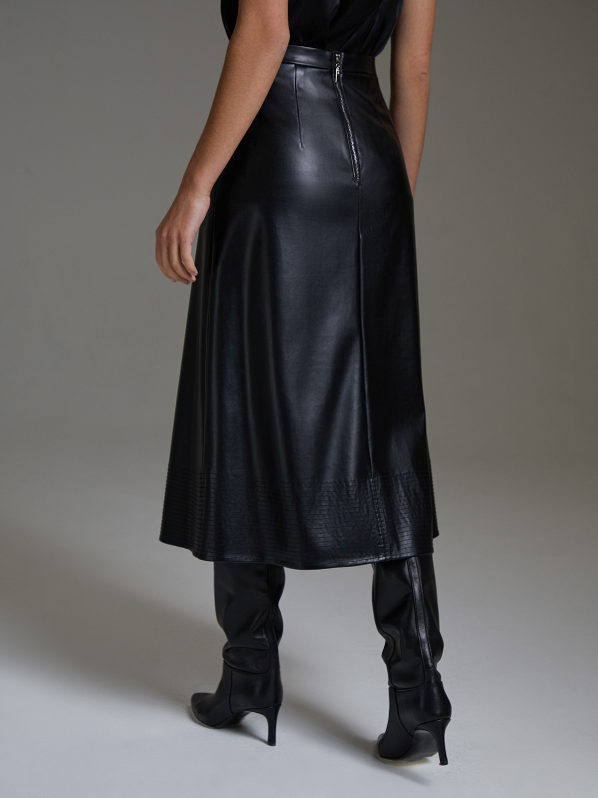 


Юбка миди из мягкой матовой эко кожи. Вытачки акцентируют талию. Декоративная прострочка по низу.

На модели размер XS