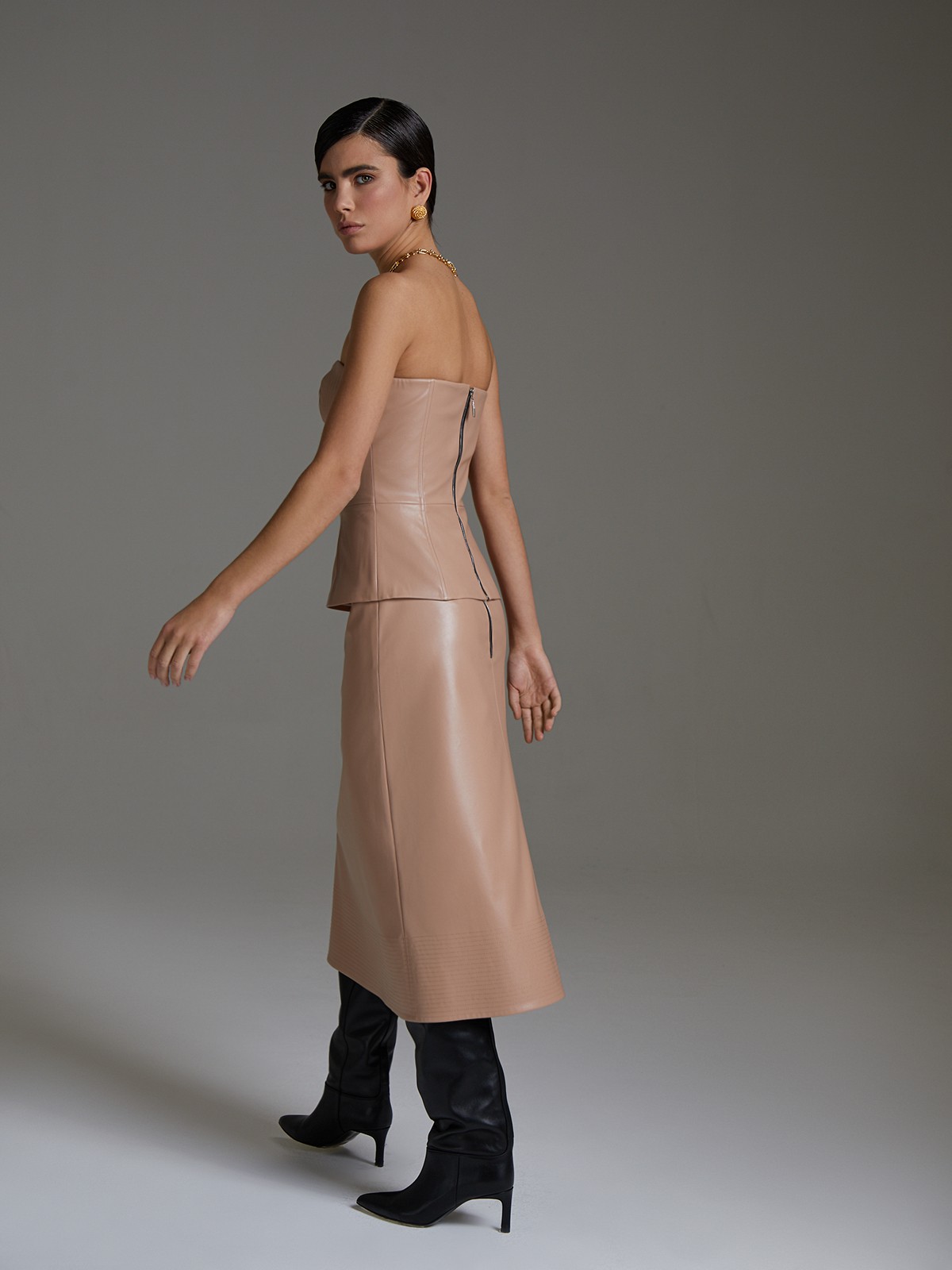 


Юбка миди из мягкой матовой эко кожи. Вытачки акцентируют талию. Декоративная прострочка по низу.

На модели размер XS