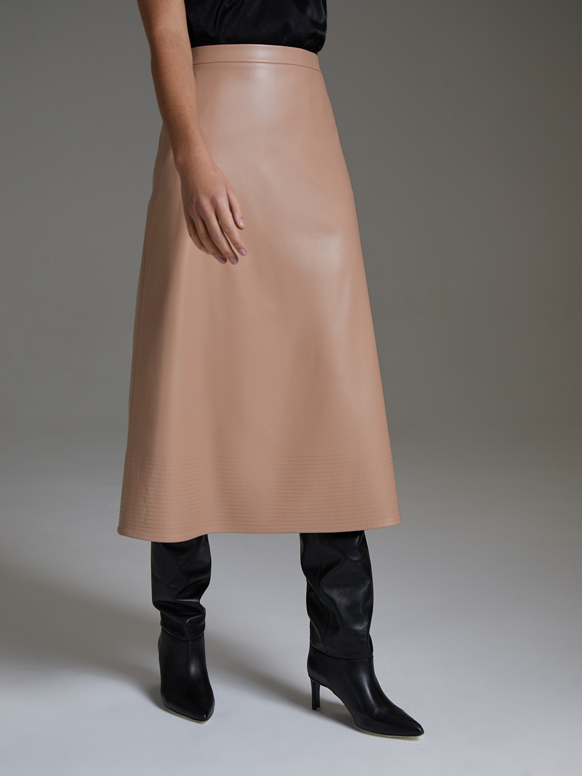 


Юбка миди из мягкой матовой эко кожи. Вытачки акцентируют талию. Декоративная прострочка по низу.

На модели размер XS