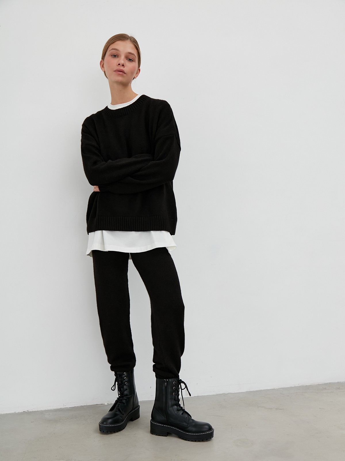 Костюм из вязанного трикотажа, состоящий из кофты и брюк. Кофта свободного силуэта со спущенным плечом. Брюки прямые с резинкой на поясе, зауженные к низу.

На модели размер one size