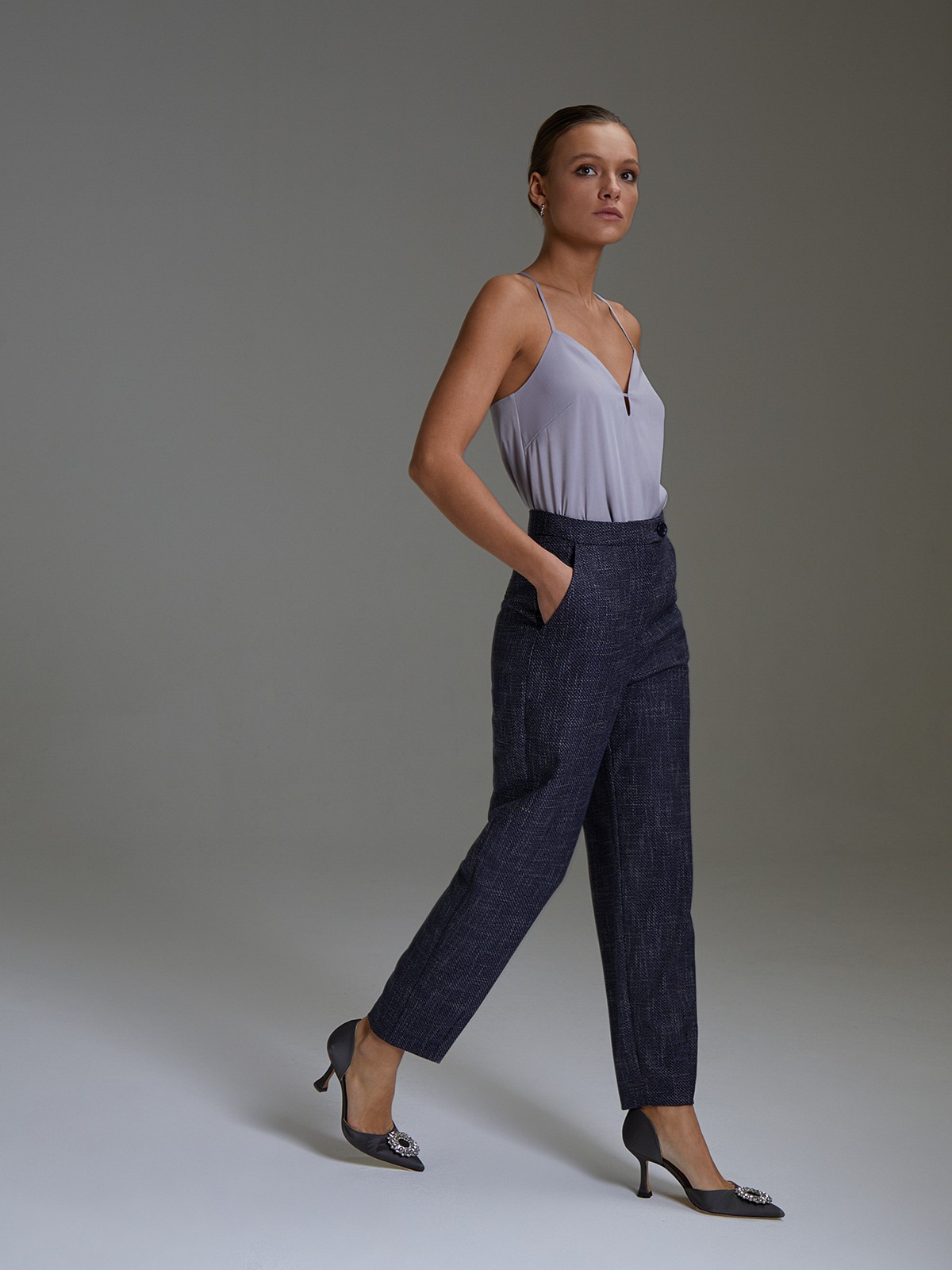 


Топ в бельевом стиле с фигурным вырезом на тонких бретельках. Просто и элегантно.

На модели размер XS