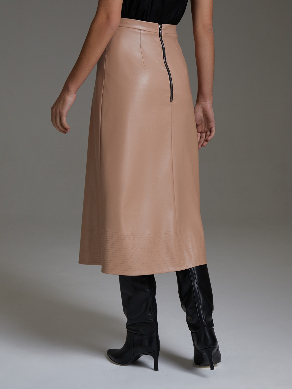 


Юбка миди из мягкой матовой эко кожи. Вытачки акцентируют талию. Декоративная прострочка по низу.

На модели размер XS