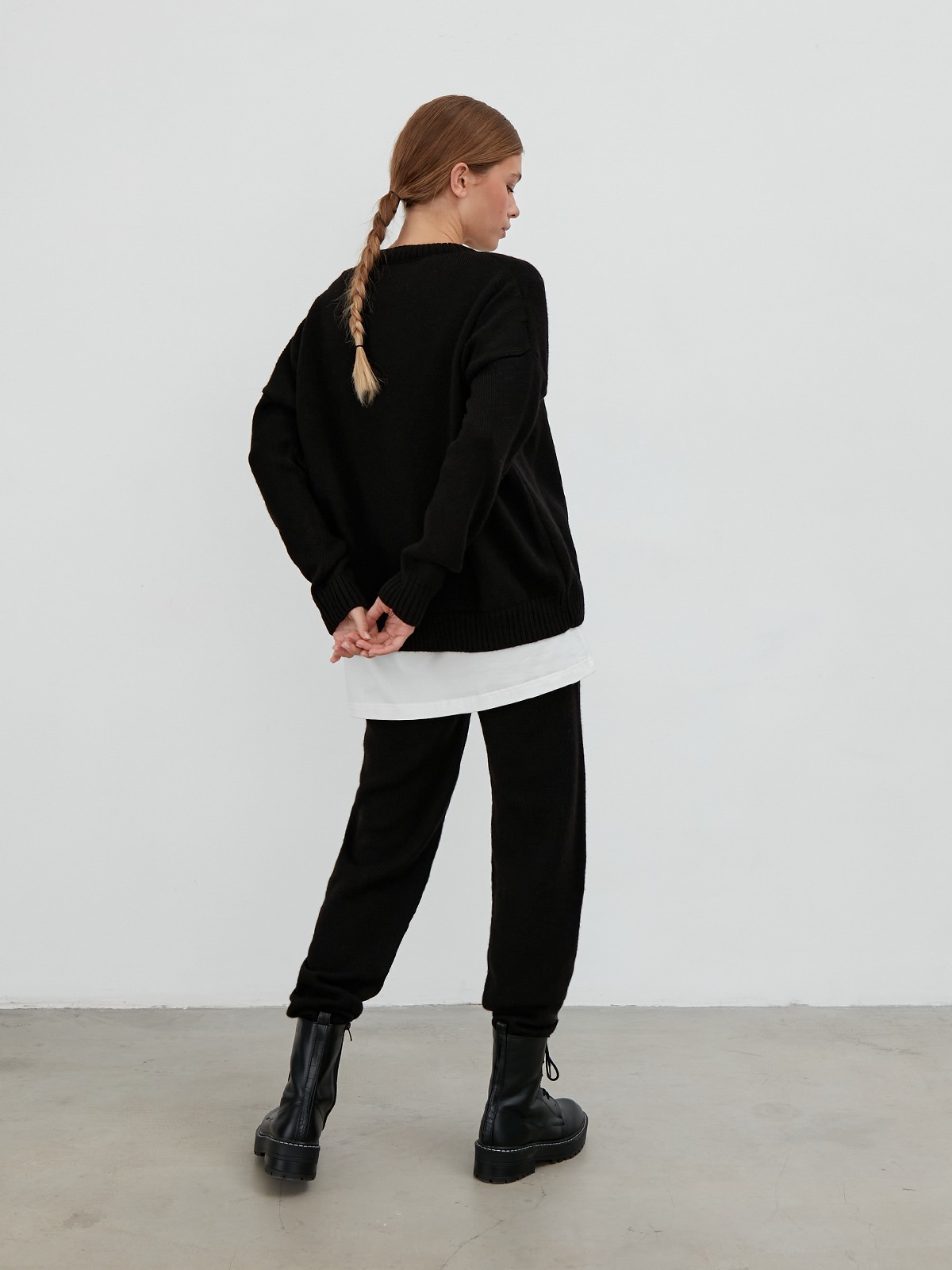 Костюм из вязанного трикотажа, состоящий из кофты и брюк. Кофта свободного силуэта со спущенным плечом. Брюки прямые с резинкой на поясе, зауженные к низу.

На модели размер one size