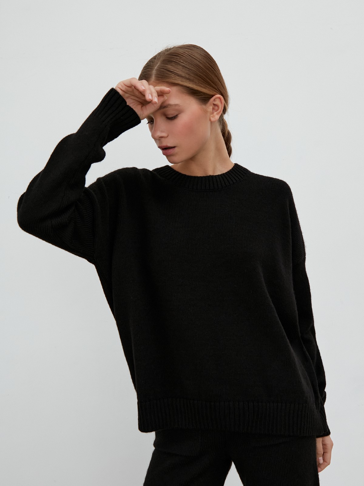 Костюм из вязанного трикотажа, состоящий из кофты и брюк. Кофта свободного силуэта со спущенным плечом. Брюки прямые с резинкой на поясе, зауженные к низу.

На модели размер one size