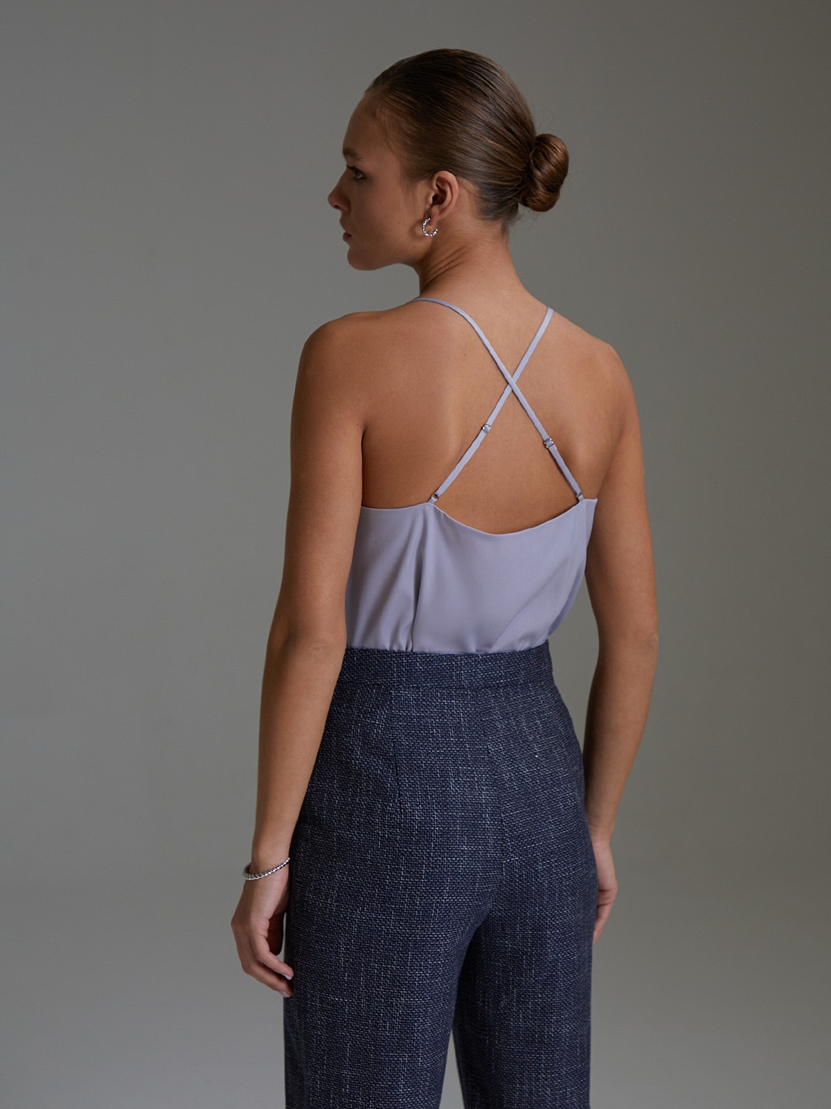 


Топ в бельевом стиле с фигурным вырезом на тонких бретельках. Просто и элегантно.

На модели размер XS