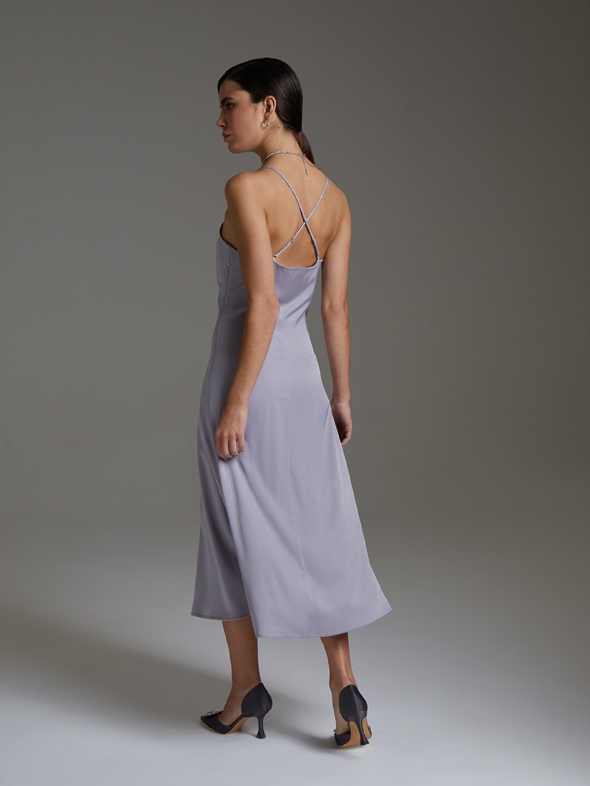 


Платье в бельевом стиле из нежного вискозного атласа. Модель с треугольным лифом и мягкими сборками под грудью акцентирована тонкими перекрестными бретельками, подчеркивающими область плеч, ключиц и спины.

На модели размер XS