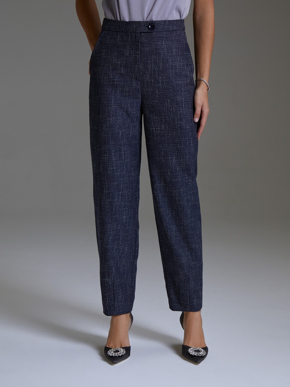 


Брюки из костюмной ткани с застежкой на молнию и асимметричную пуговицу. Средняя посадка и вытачки по низу формируют силуэт.

На модели размер XS