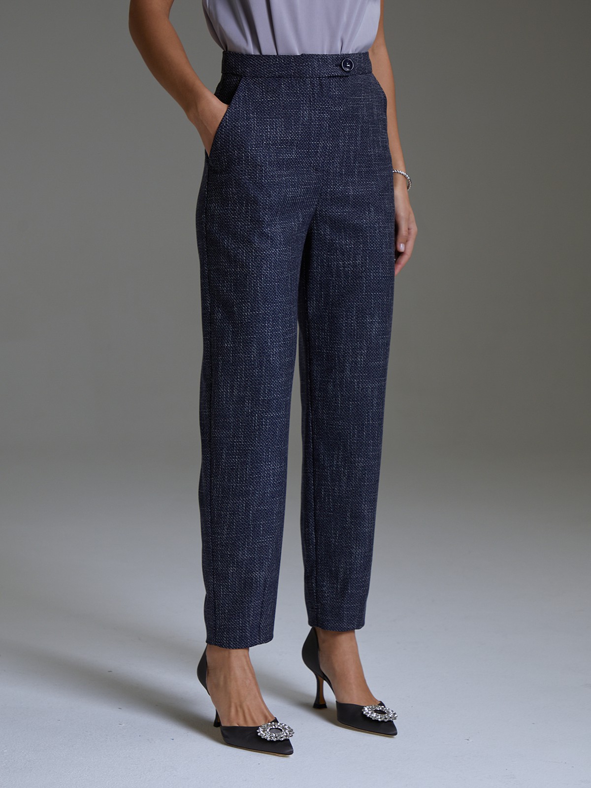 


Брюки из костюмной ткани с застежкой на молнию и асимметричную пуговицу. Средняя посадка и вытачки по низу формируют силуэт.

На модели размер XS