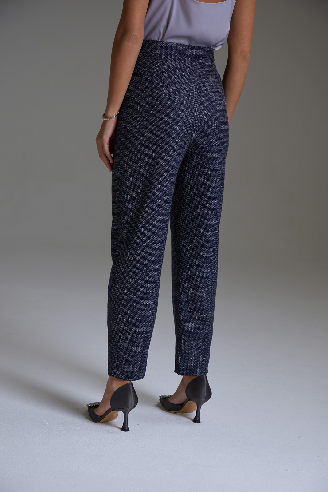 


Брюки из костюмной ткани с застежкой на молнию и асимметричную пуговицу. Средняя посадка и вытачки по низу формируют силуэт.

На модели размер XS