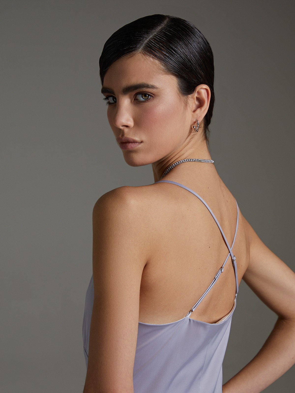 


Платье в бельевом стиле из нежного вискозного атласа. Модель с треугольным лифом и мягкими сборками под грудью акцентирована тонкими перекрестными бретельками, подчеркивающими область плеч, ключиц и спины.

На модели размер XS