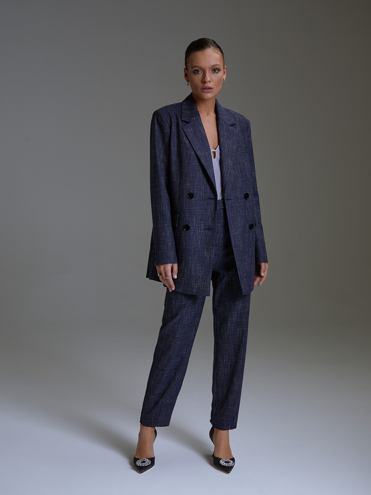 


Двубортный жакет оверсайз кроя с широкой плечевой линией. Элегантная модель с широкими лацканами, карманными клапанами и шлицей сзади. Классика вне времени и долгосрочная инвестиция в гардероб.

На модели размер XS