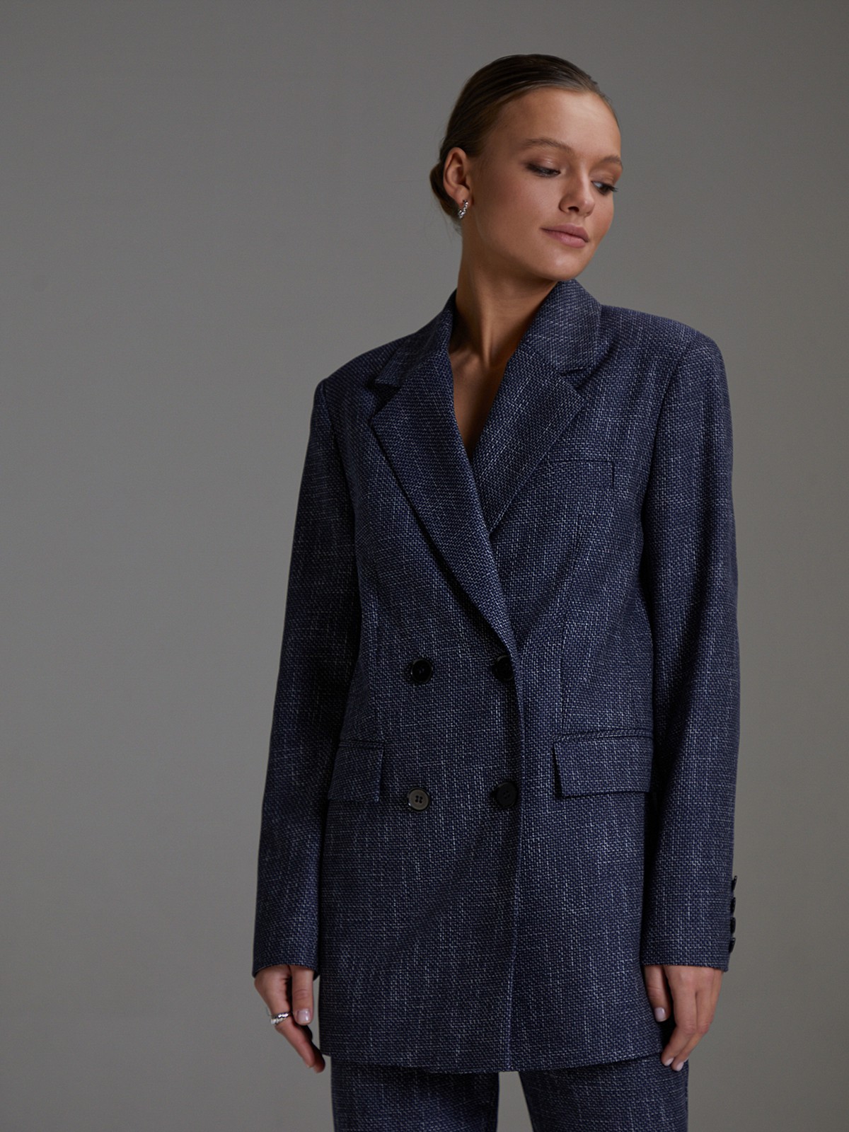 


Двубортный жакет оверсайз кроя с широкой плечевой линией. Элегантная модель с широкими лацканами, карманными клапанами и шлицей сзади. Классика вне времени и долгосрочная инвестиция в гардероб.

На модели размер XS