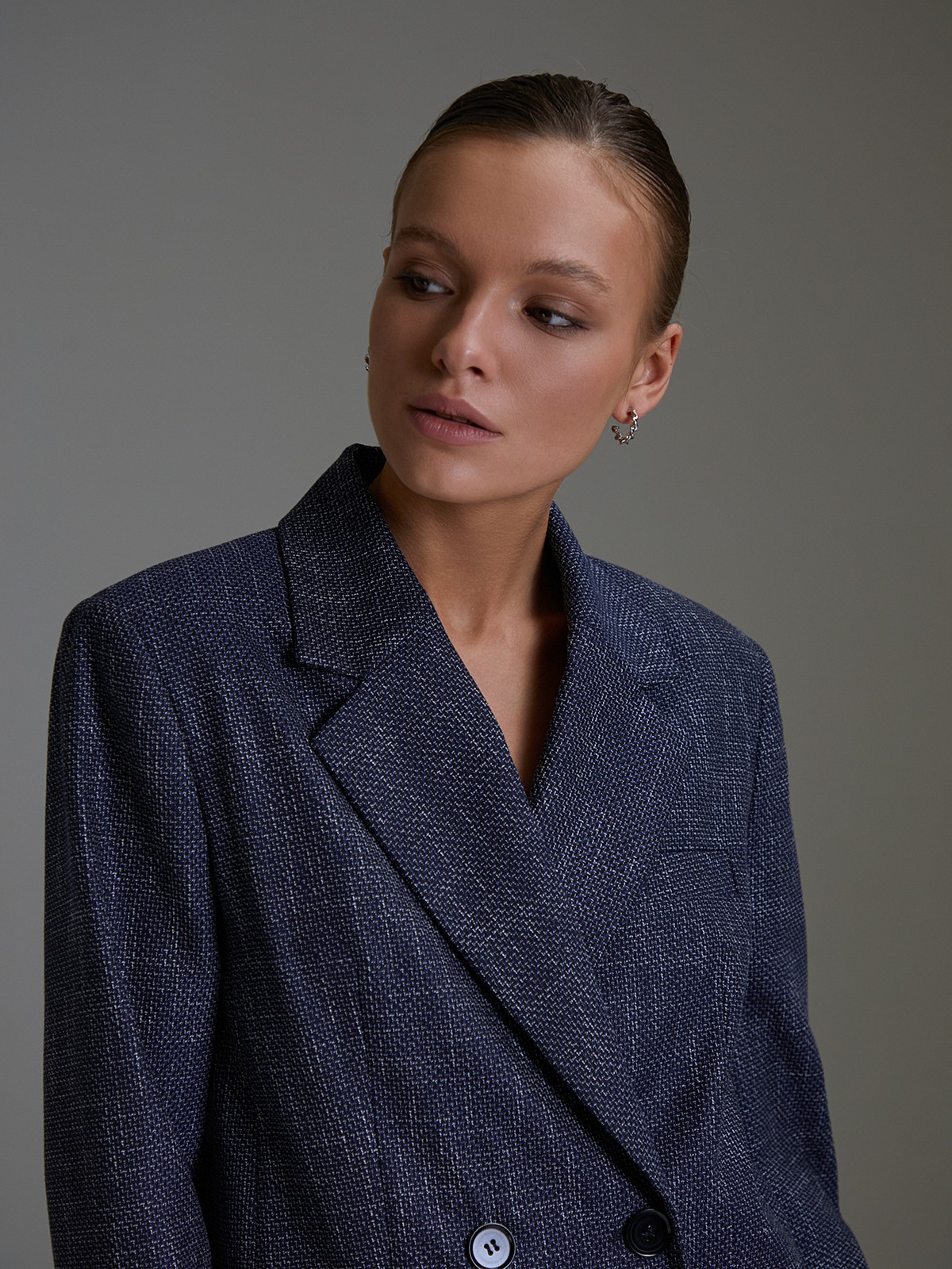 


Двубортный жакет оверсайз кроя с широкой плечевой линией. Элегантная модель с широкими лацканами, карманными клапанами и шлицей сзади. Классика вне времени и долгосрочная инвестиция в гардероб.

На модели размер XS