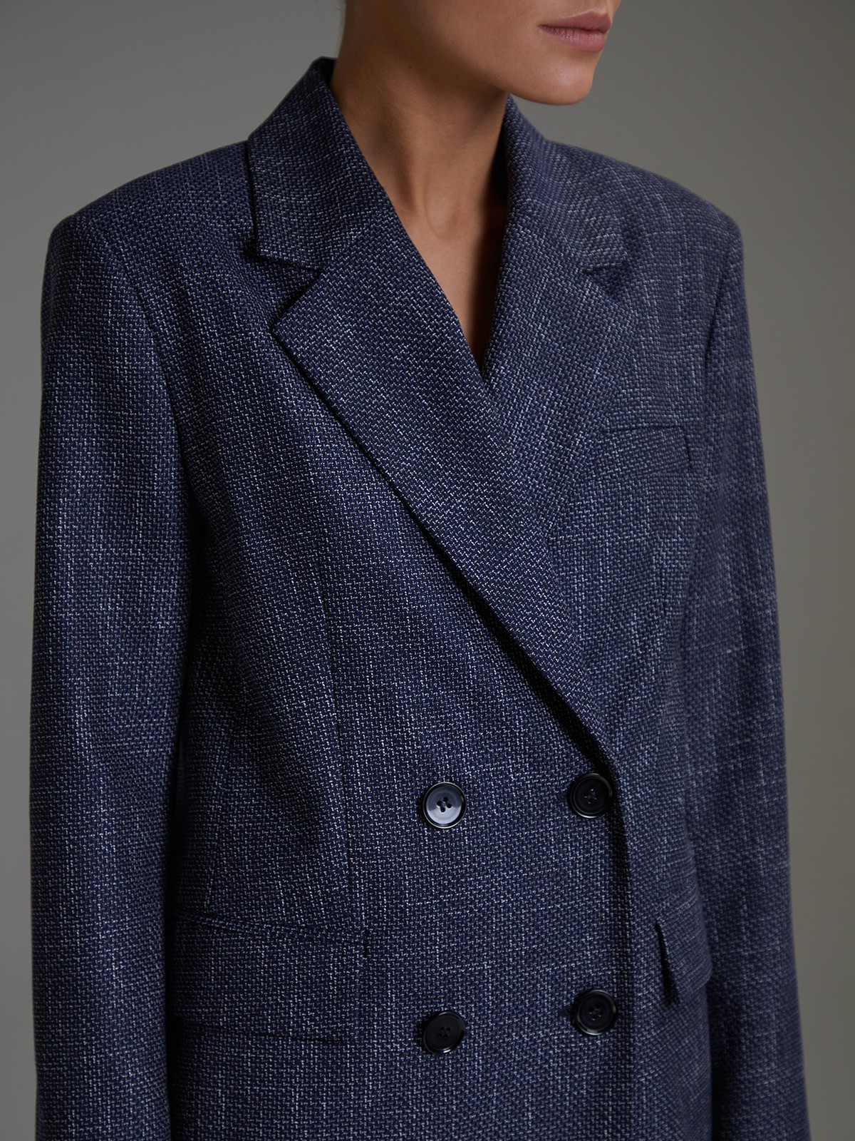 


Двубортный жакет оверсайз кроя с широкой плечевой линией. Элегантная модель с широкими лацканами, карманными клапанами и шлицей сзади. Классика вне времени и долгосрочная инвестиция в гардероб.

На модели размер XS