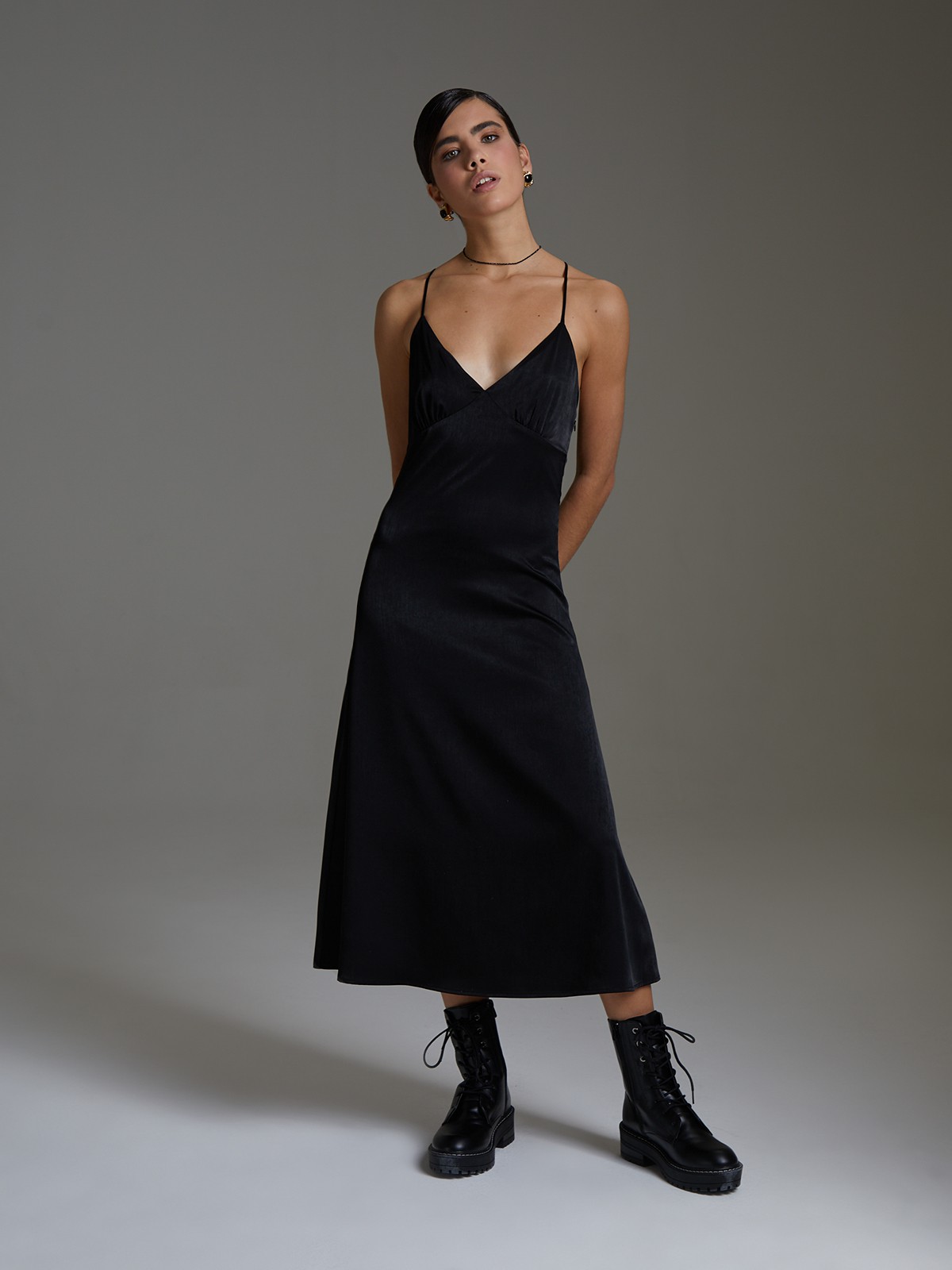 


Платье в бельевом стиле из нежного вискозного атласа. Модель с треугольным лифом и мягкими сборками под грудью акцентирована тонкими перекрестными бретельками, подчеркивающими область плеч, ключиц и спины.

На модели размер XS