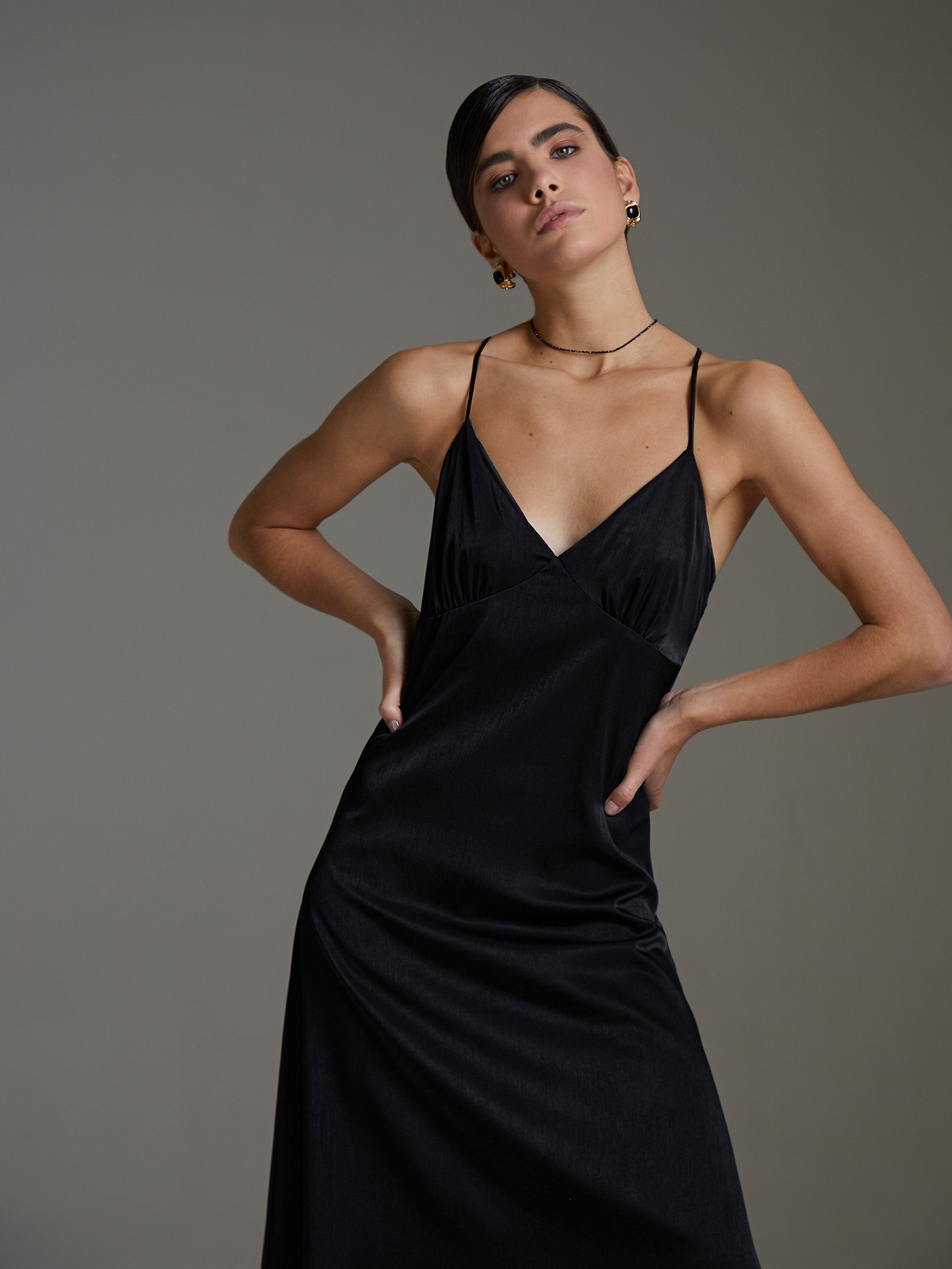 


Платье в бельевом стиле из нежного вискозного атласа. Модель с треугольным лифом и мягкими сборками под грудью акцентирована тонкими перекрестными бретельками, подчеркивающими область плеч, ключиц и спины.

На модели размер XS