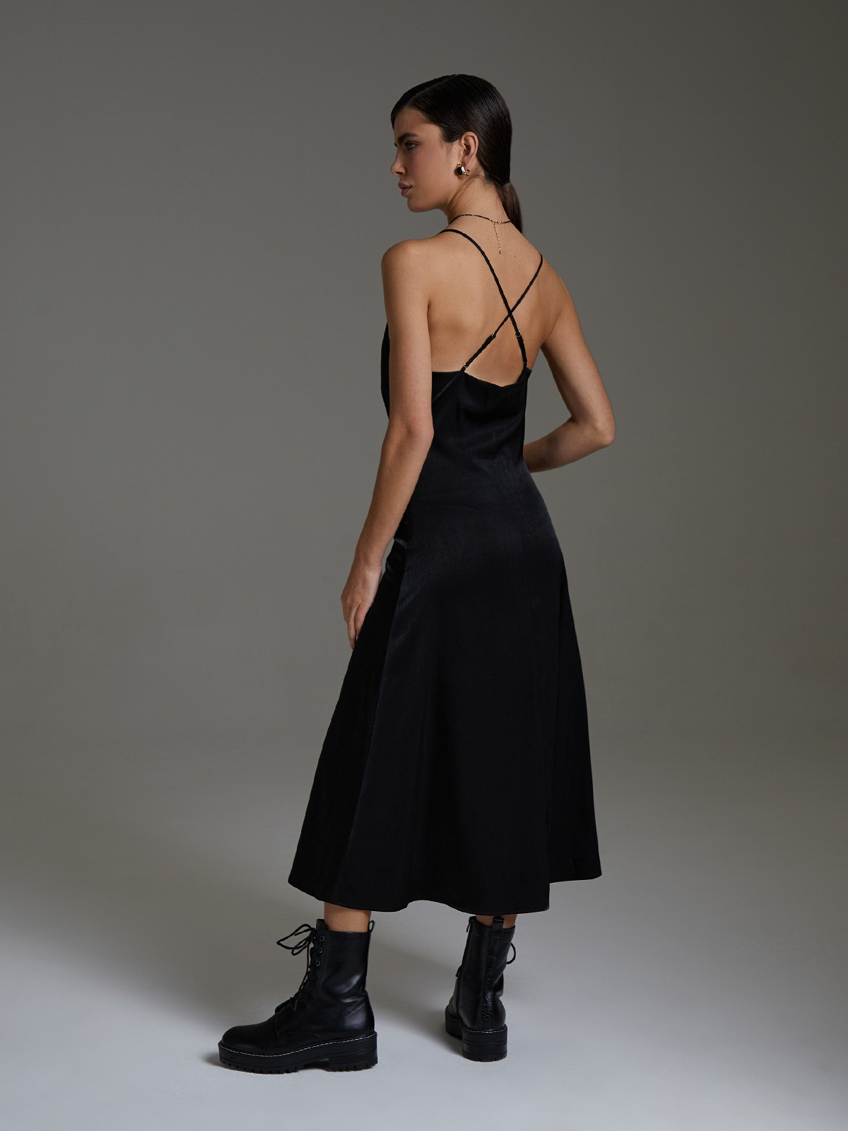 


Платье в бельевом стиле из нежного вискозного атласа. Модель с треугольным лифом и мягкими сборками под грудью акцентирована тонкими перекрестными бретельками, подчеркивающими область плеч, ключиц и спины.

На модели размер XS