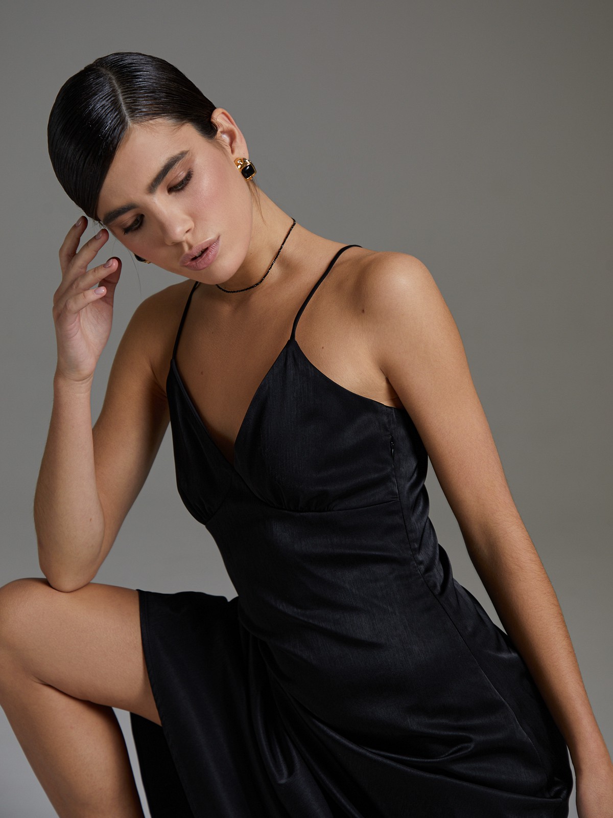 


Платье в бельевом стиле из нежного вискозного атласа. Модель с треугольным лифом и мягкими сборками под грудью акцентирована тонкими перекрестными бретельками, подчеркивающими область плеч, ключиц и спины.

На модели размер XS