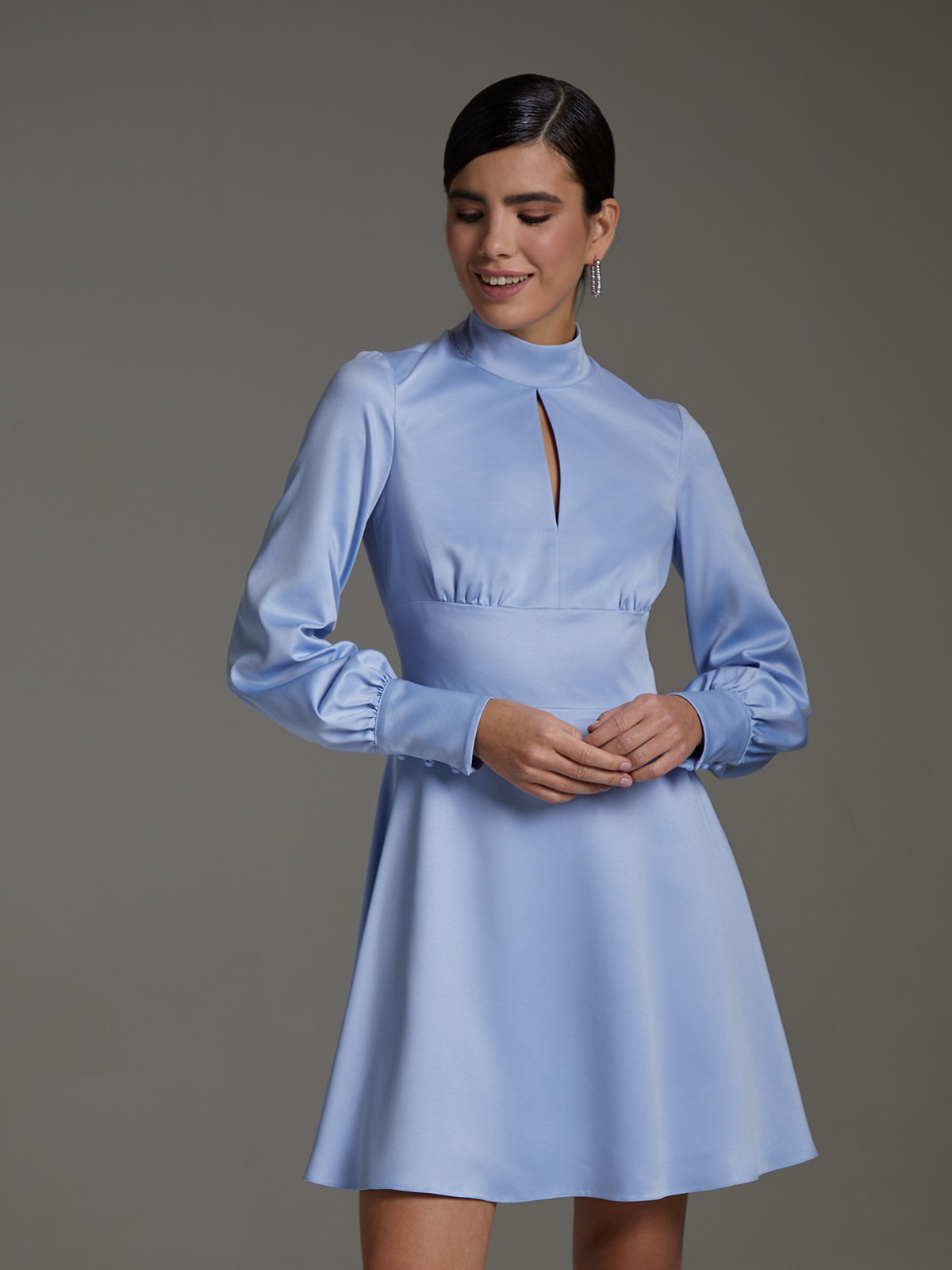 Платье мини с вырезом на полочке и объемными рукавами, цвет: голубой Allweneed
Мини платье с обилием милых деталей, которое влюбляет в себя с первого взгляда! Лиф с вырезом-капелькой, мягкие сборки под грудью и у широких манжетов на обтяжных пуговицах перекликаются между собой. Воротник-стойка акцентирует шею, а широкий пояс - талию. Юбка-солнце уравновешивает силуэт.
На модели размер XS