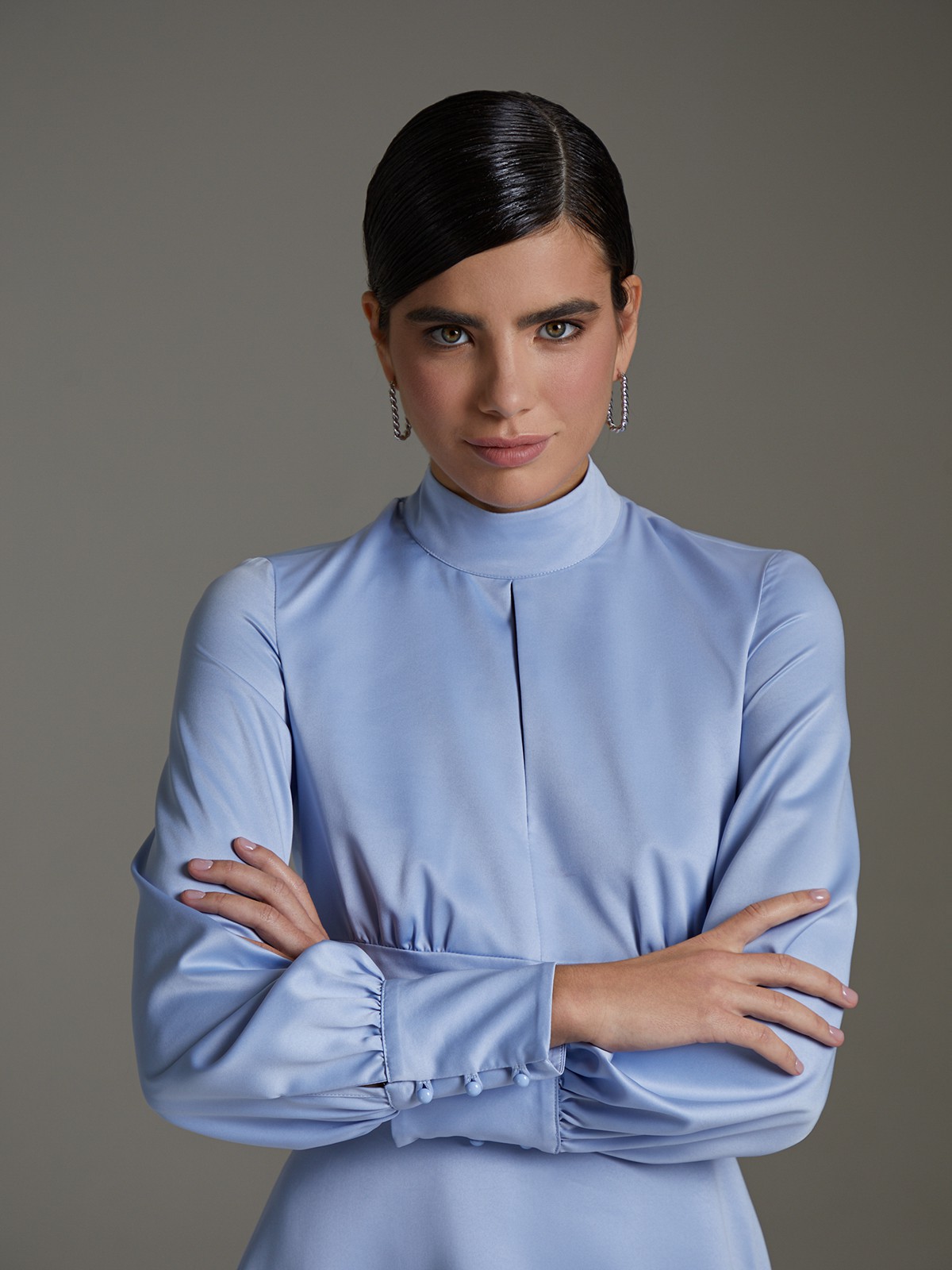 Платье мини с вырезом на полочке и объемными рукавами, цвет: голубой Allweneed
Мини платье с обилием милых деталей, которое влюбляет в себя с первого взгляда! Лиф с вырезом-капелькой, мягкие сборки под грудью и у широких манжетов на обтяжных пуговицах перекликаются между собой. Воротник-стойка акцентирует шею, а широкий пояс - талию. Юбка-солнце уравновешивает силуэт.
На модели размер XS