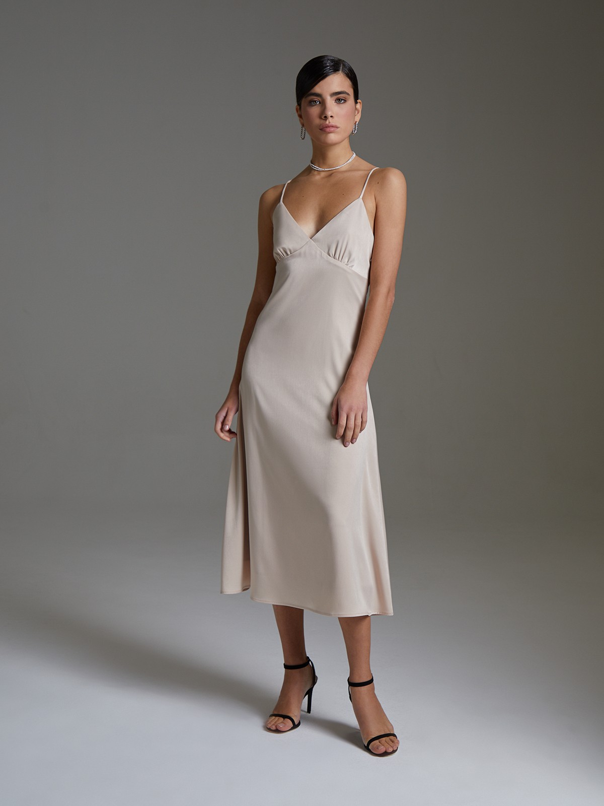 


Платье в бельевом стиле из нежного вискозного атласа. Модель с треугольным лифом и мягкими сборками под грудью акцентирована тонкими перекрестными бретельками, подчеркивающими область плеч, ключиц и спины.

На модели размер XS