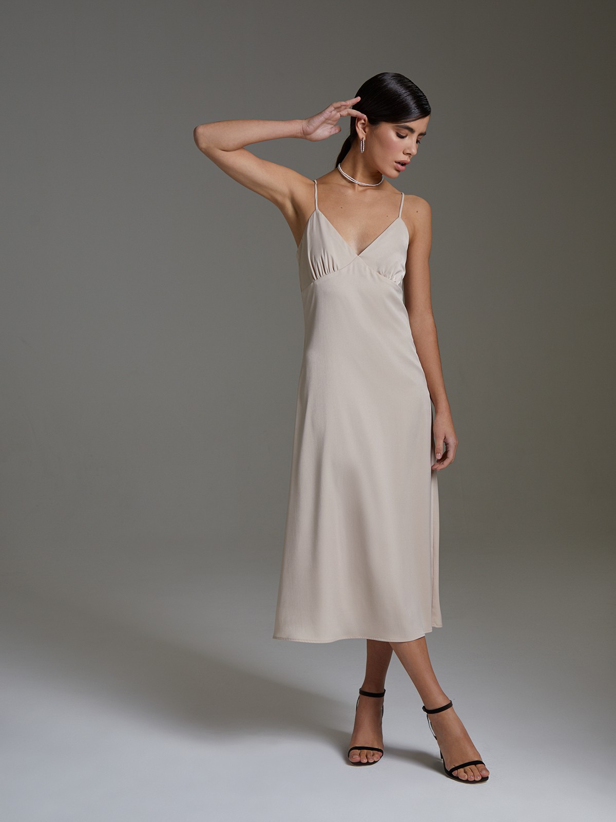 


Платье в бельевом стиле из нежного вискозного атласа. Модель с треугольным лифом и мягкими сборками под грудью акцентирована тонкими перекрестными бретельками, подчеркивающими область плеч, ключиц и спины.

На модели размер XS