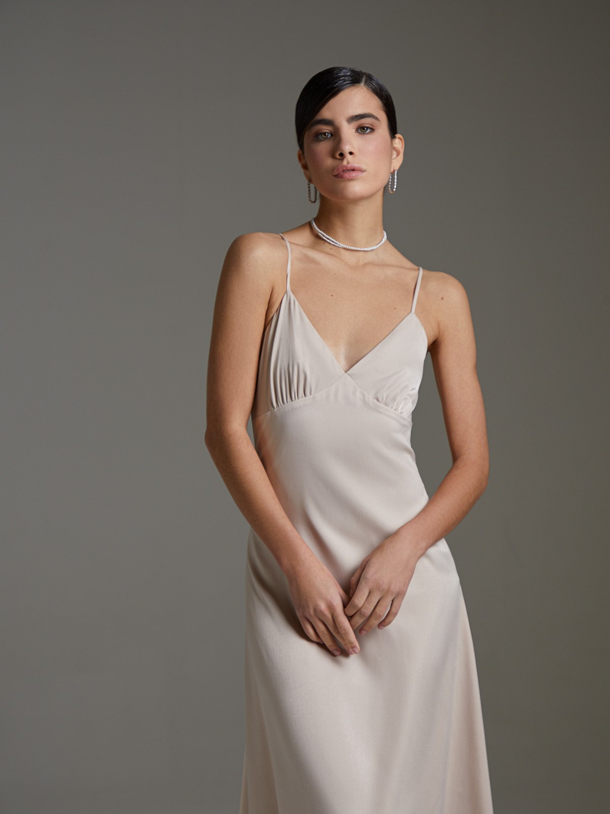 


Платье в бельевом стиле из нежного вискозного атласа. Модель с треугольным лифом и мягкими сборками под грудью акцентирована тонкими перекрестными бретельками, подчеркивающими область плеч, ключиц и спины.

На модели размер XS