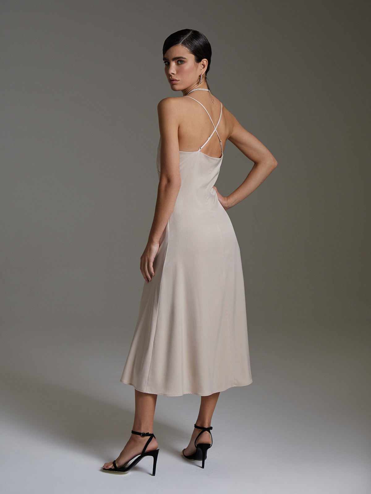 


Платье в бельевом стиле из нежного вискозного атласа. Модель с треугольным лифом и мягкими сборками под грудью акцентирована тонкими перекрестными бретельками, подчеркивающими область плеч, ключиц и спины.

На модели размер XS