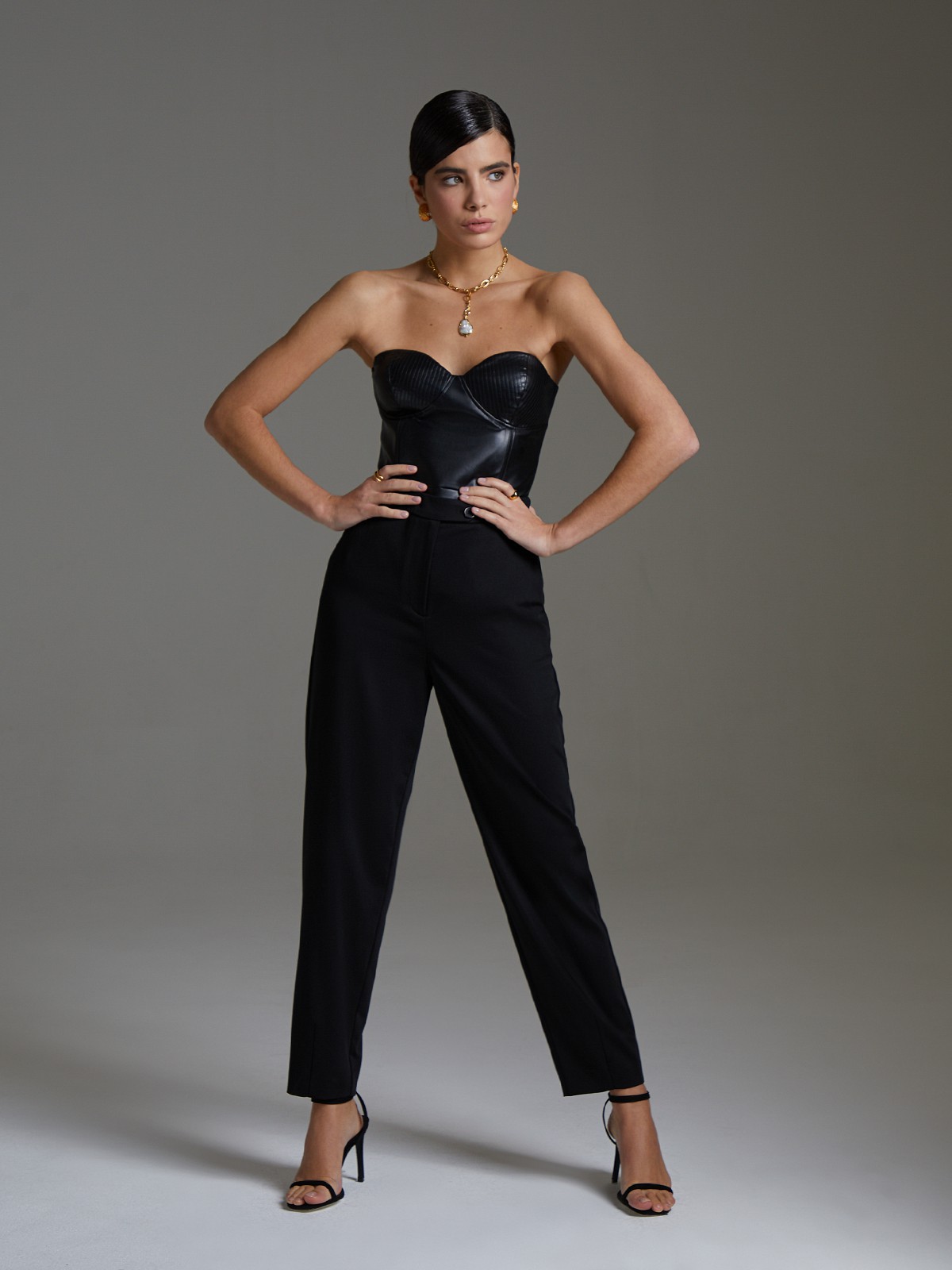 


Брюки из костюмной ткани с застежкой на молнию и асимметричную пуговицу. Средняя посадка и вытачки по низу формируют силуэт.

На модели размер XS