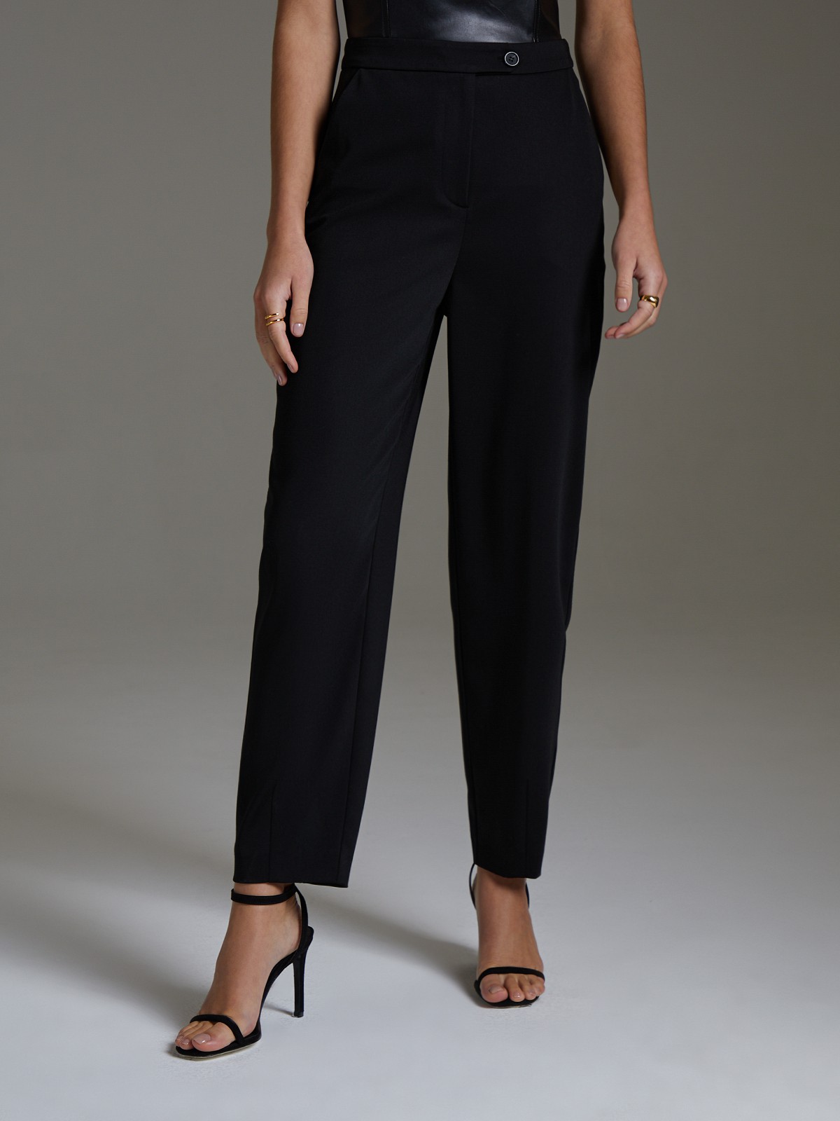 


Брюки из костюмной ткани с застежкой на молнию и асимметричную пуговицу. Средняя посадка и вытачки по низу формируют силуэт.

На модели размер XS