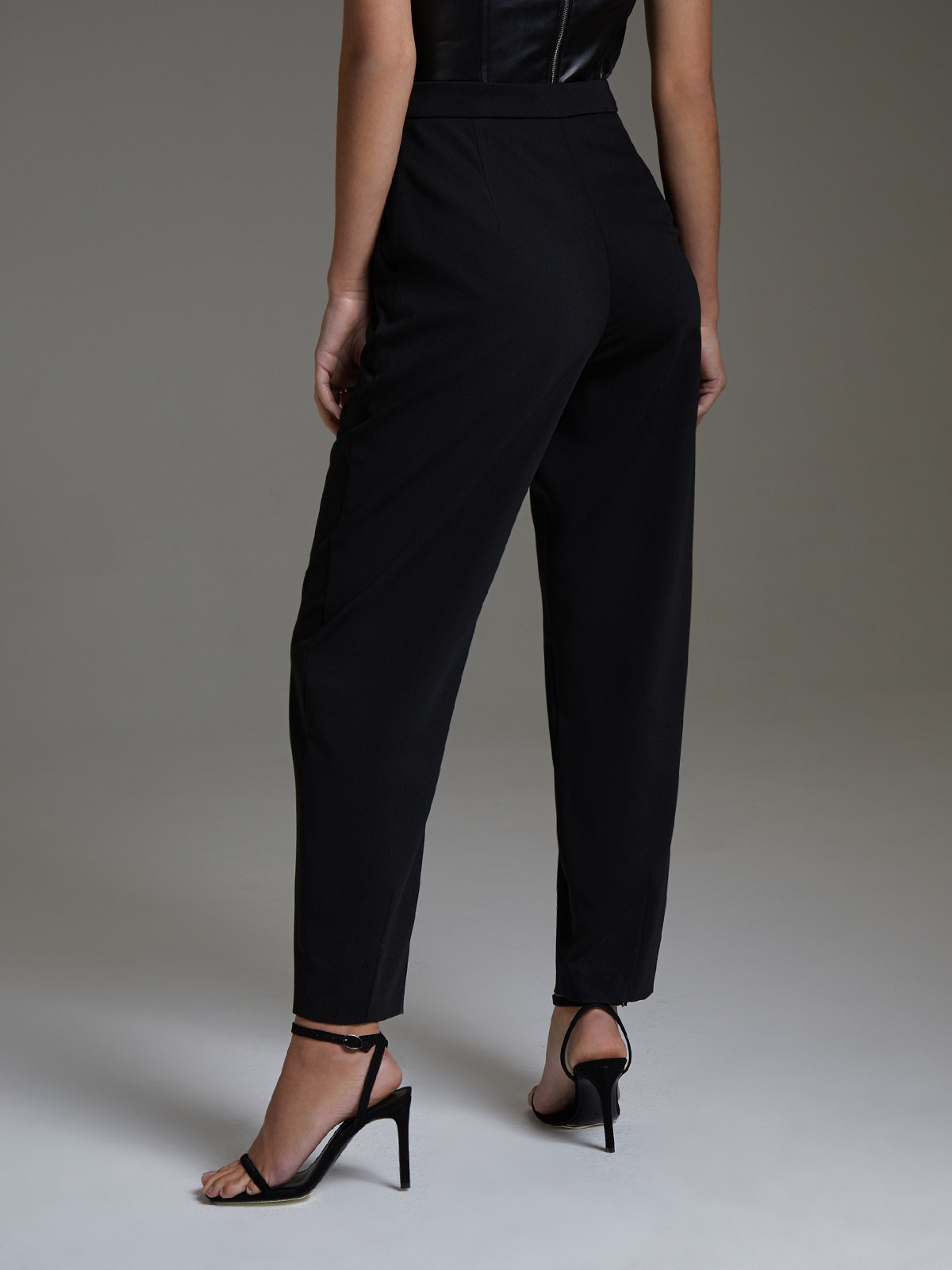 


Брюки из костюмной ткани с застежкой на молнию и асимметричную пуговицу. Средняя посадка и вытачки по низу формируют силуэт.

На модели размер XS