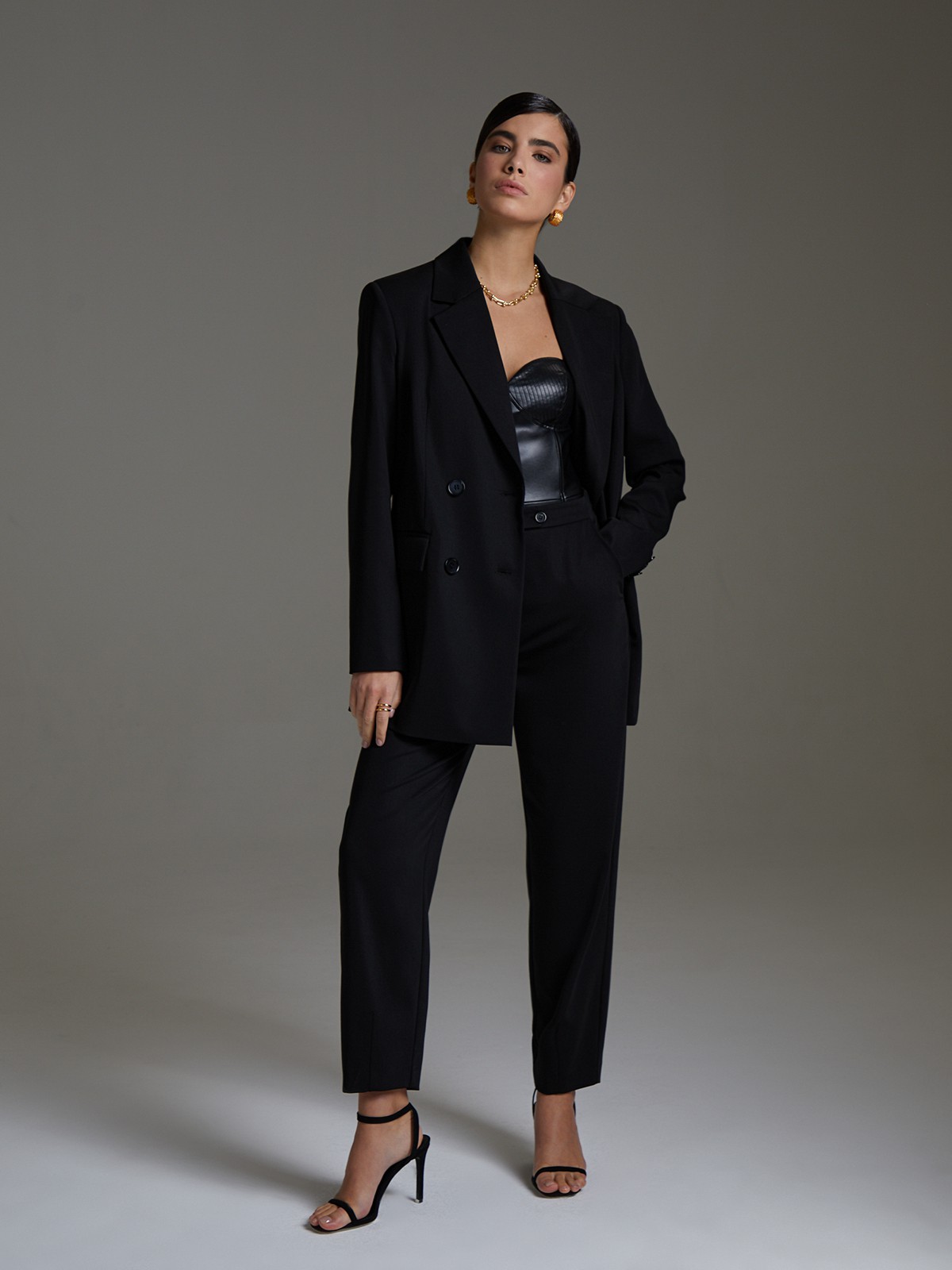 


Двубортный жакет оверсайз кроя с широкой плечевой линией. Элегантная модель с широкими лацканами, карманными клапанами и шлицей сзади. Классика вне времени и долгосрочная инвестиция в гардероб.

На модели размер XS