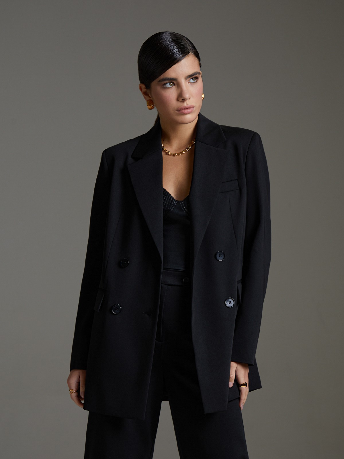 


Двубортный жакет оверсайз кроя с широкой плечевой линией. Элегантная модель с широкими лацканами, карманными клапанами и шлицей сзади. Классика вне времени и долгосрочная инвестиция в гардероб.

На модели размер XS