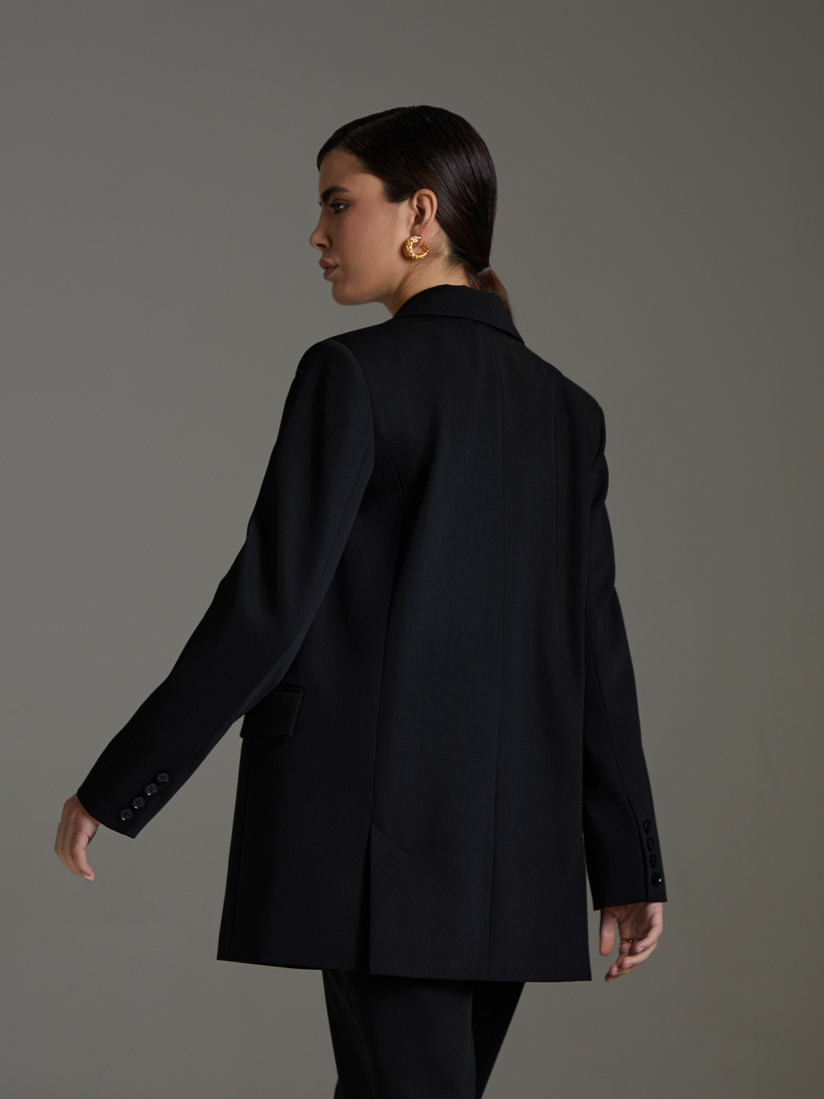 


Двубортный жакет оверсайз кроя с широкой плечевой линией. Элегантная модель с широкими лацканами, карманными клапанами и шлицей сзади. Классика вне времени и долгосрочная инвестиция в гардероб.

На модели размер XS