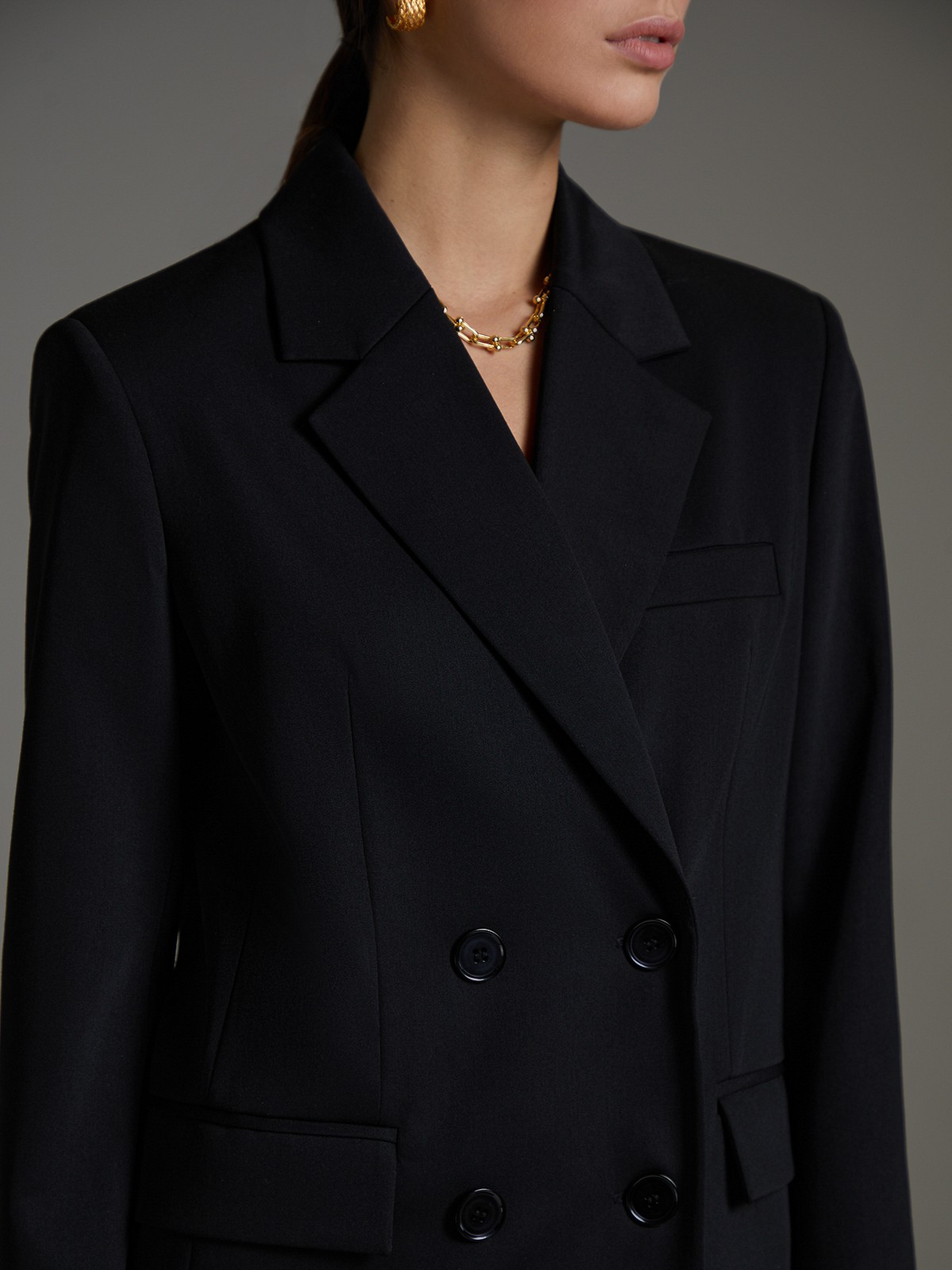 


Двубортный жакет оверсайз кроя с широкой плечевой линией. Элегантная модель с широкими лацканами, карманными клапанами и шлицей сзади. Классика вне времени и долгосрочная инвестиция в гардероб.

На модели размер XS