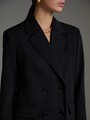 


Двубортный жакет оверсайз кроя с широкой плечевой линией. Элегантная модель с широкими лацканами, карманными клапанами и шлицей сзади. Классика вне времени и долгосрочная инвестиция в гардероб.

На модели размер XS