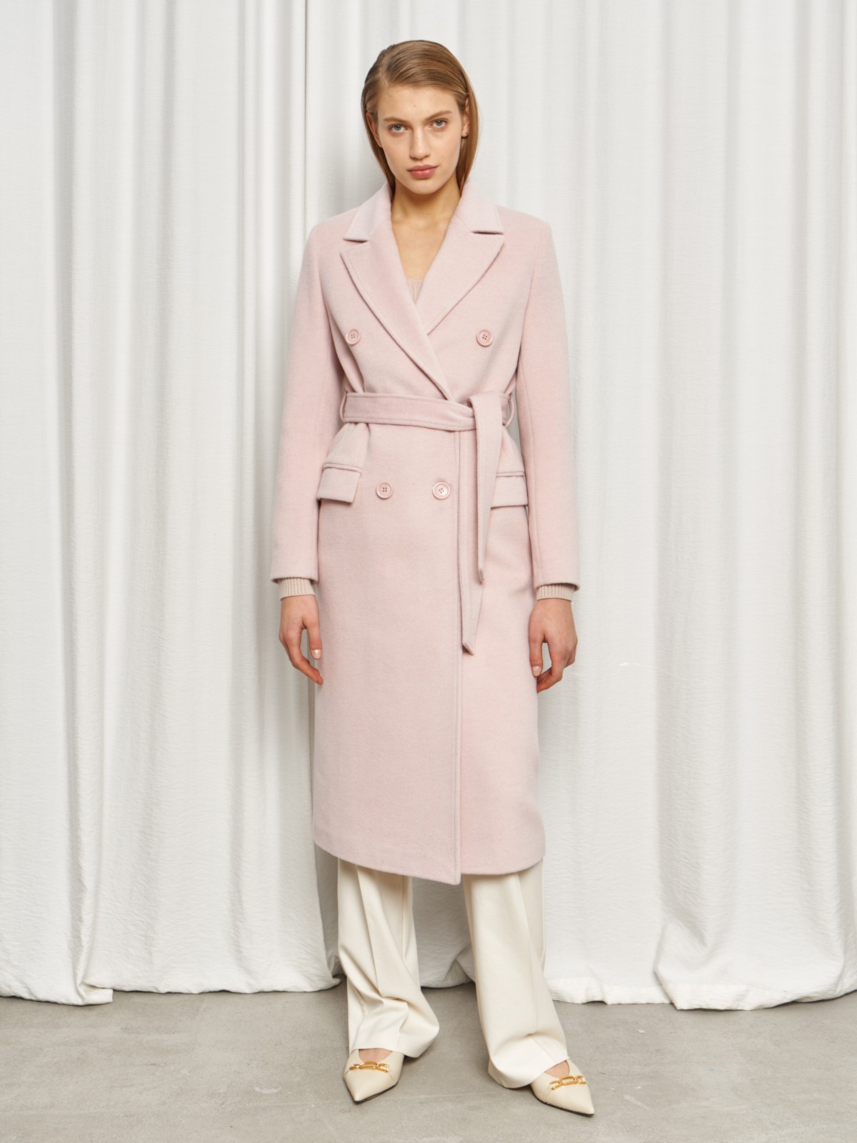 Классическое пальто двубортного кроя с втачными рукавами и широкими лацканами. Карманные клапаны по бокам, пуговицы в тон.

На модели размер XS