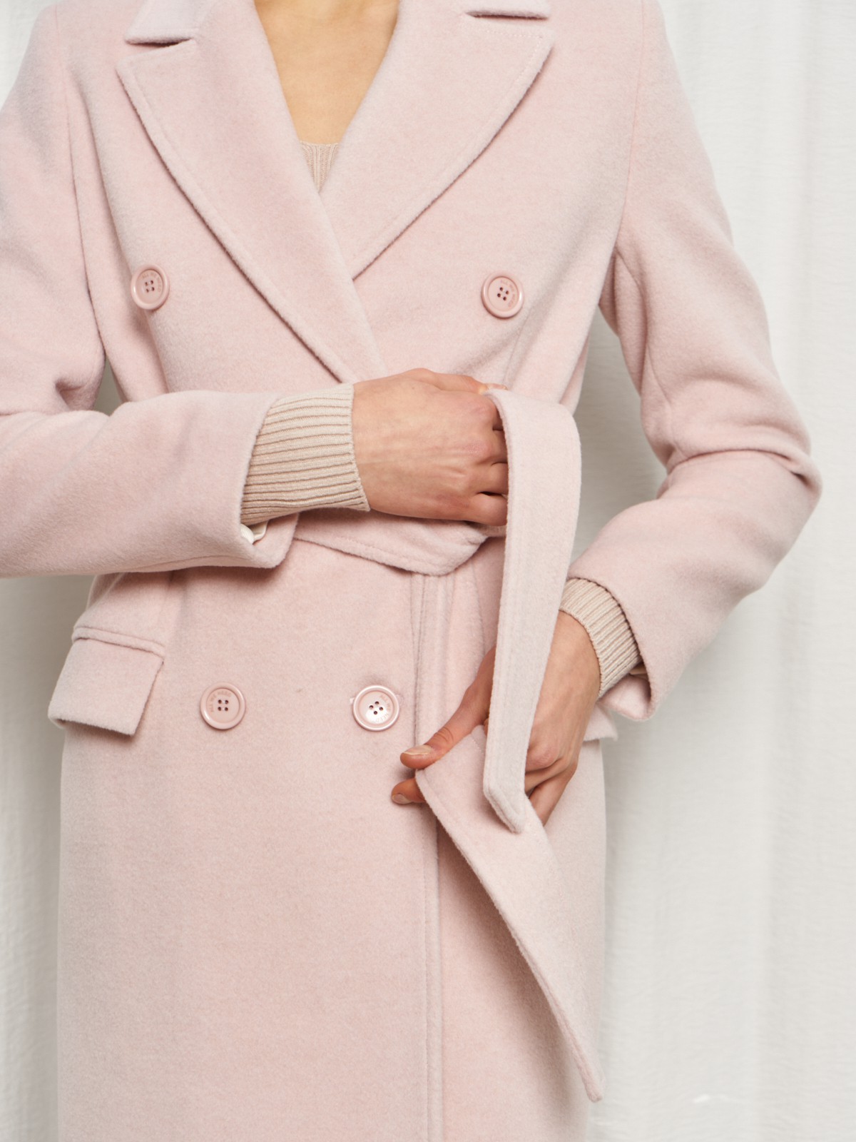 Классическое пальто двубортного кроя с втачными рукавами и широкими лацканами. Карманные клапаны по бокам, пуговицы в тон.

На модели размер XS