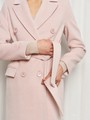 Классическое пальто двубортного кроя с втачными рукавами и широкими лацканами. Карманные клапаны по бокам, пуговицы в тон.

На модели размер XS