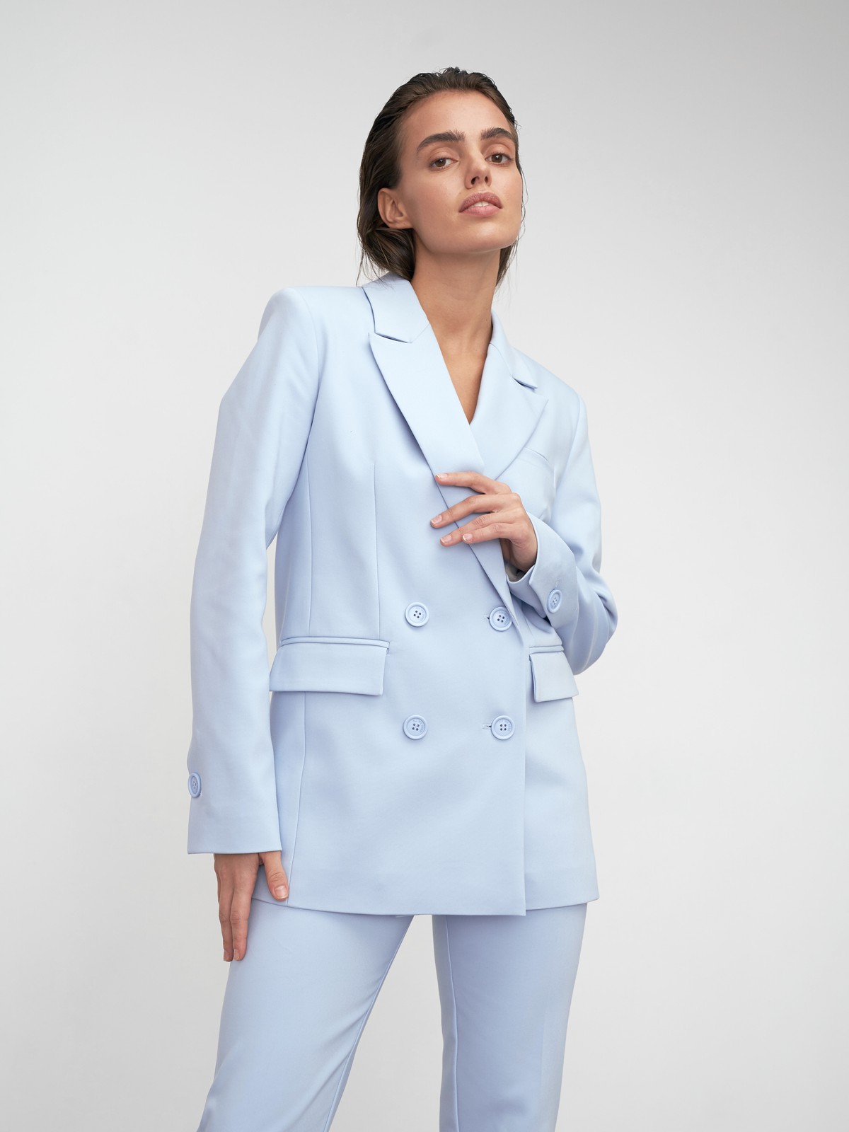 Двубортный жакет oversize кроя. Модель с акцентированной плечевой линией и широкими заостренными лацканами, балансирующими силуэт.

На модели размер XS