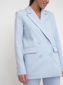 Двубортный жакет oversize кроя. Модель с акцентированной плечевой линией и широкими заостренными лацканами, балансирующими силуэт.

На модели размер XS